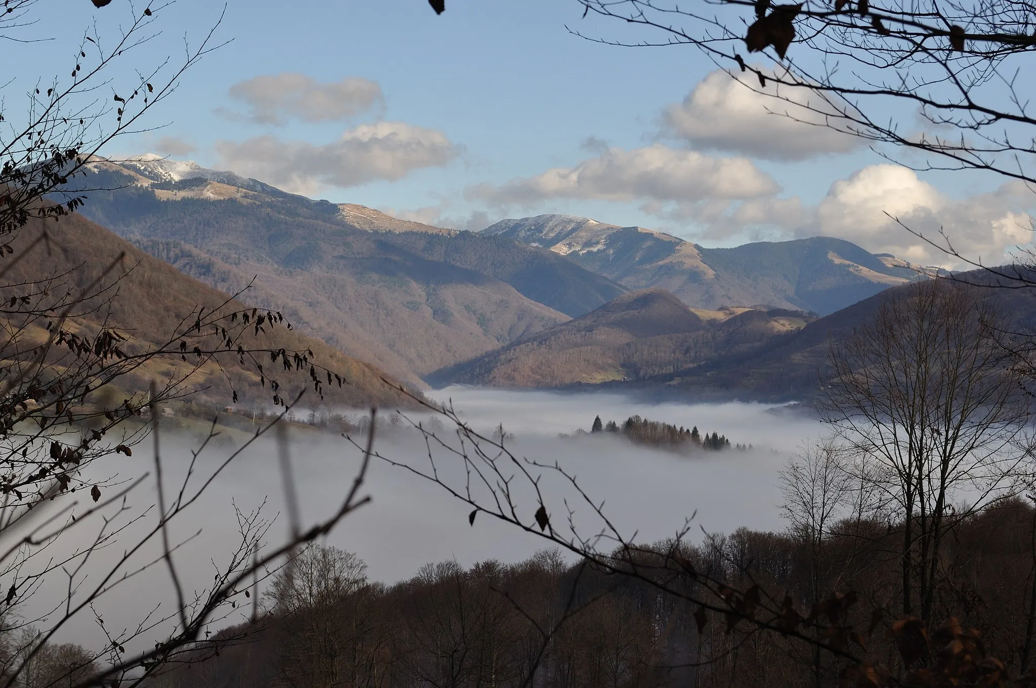 Photo showing: satul Valea Vișeului învăluit în ceață
