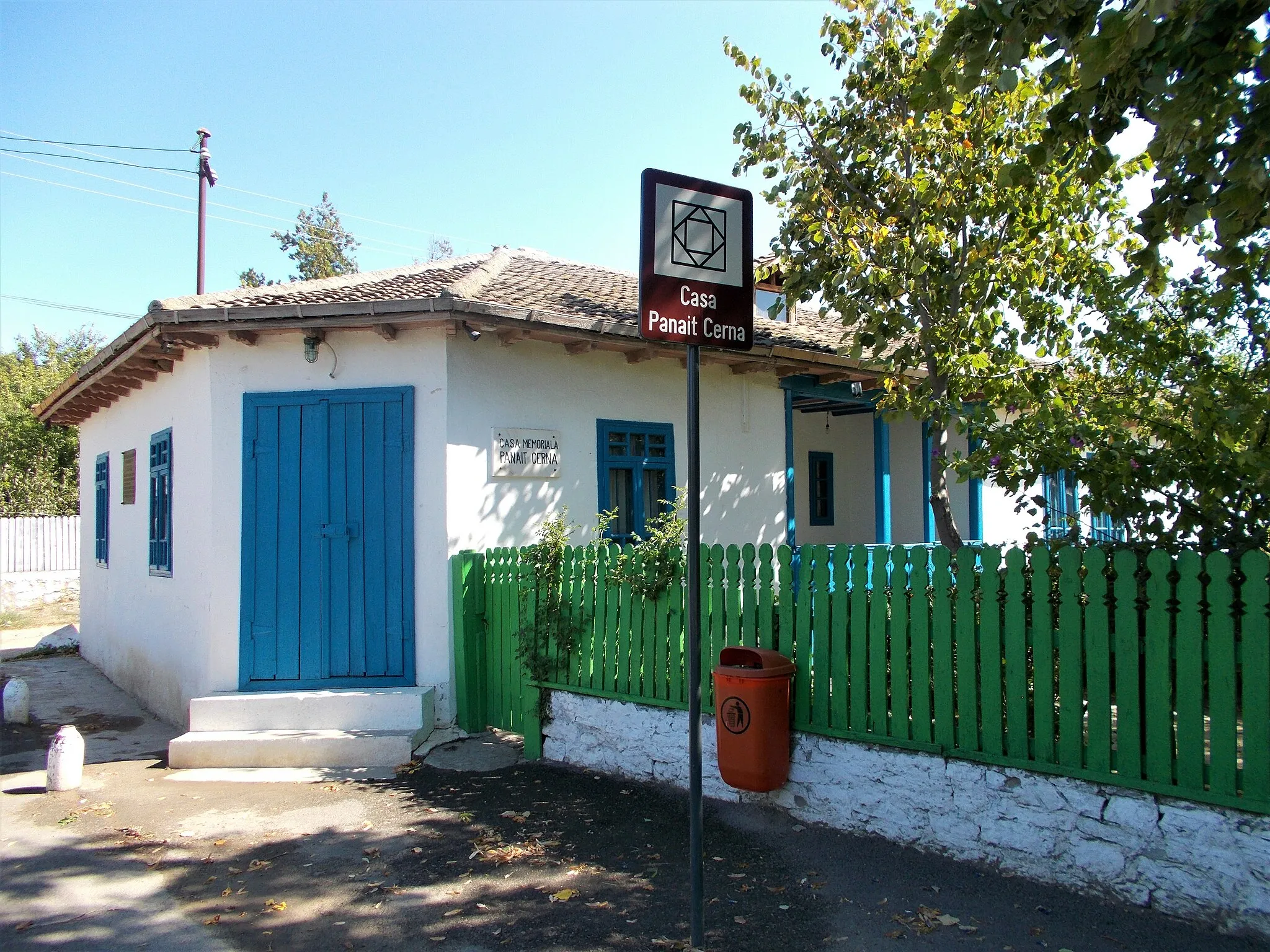 Photo showing: Casa memorială Panait Cerna

This is a photo of a historic monument in județul Tulcea, classified with number TL-II-m-B-06004.