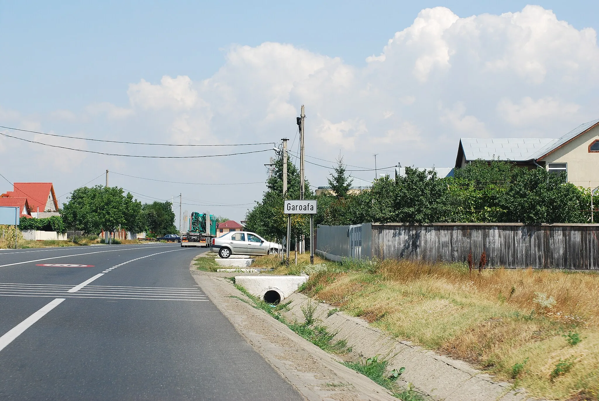 Photo showing: DN2 in Romania entering the village of Garoafa, Vrancea County