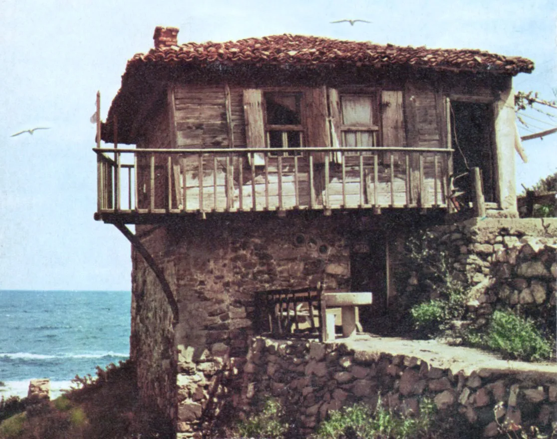 Photo showing: Examples of traditional houses of Dobruja - argentic photos taken 1967 with dad, printed 1995, scanned 2006