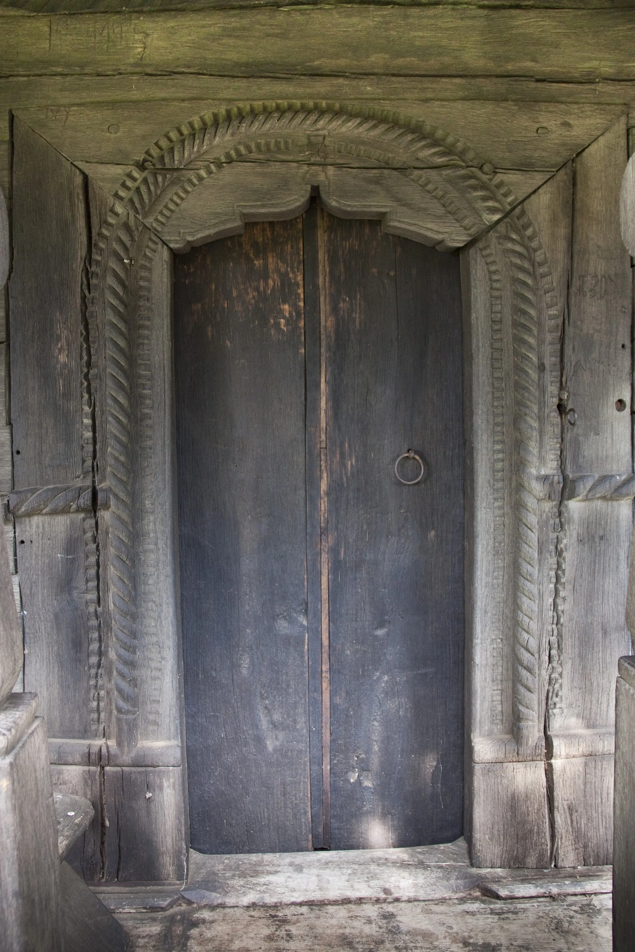 Photo showing: Drăganu-Olteni, Argeş county, Romania: wooden church transferred to Curtea de Argeş monastery, entrance.