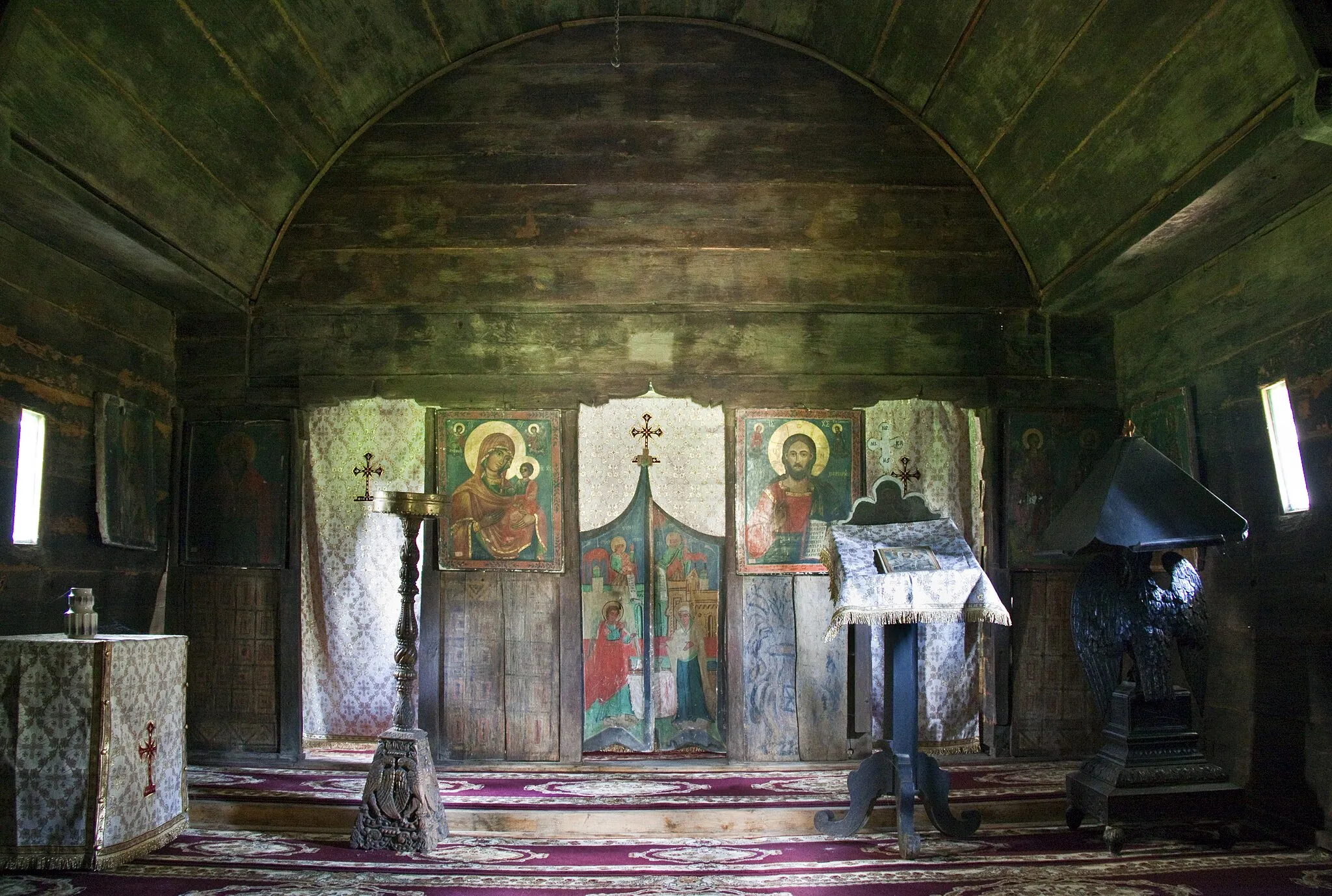 Photo showing: Drăganu-Olteni, Argeş county, Romania: wooden church transferred to Curtea de Argeş monastery, icon screen.