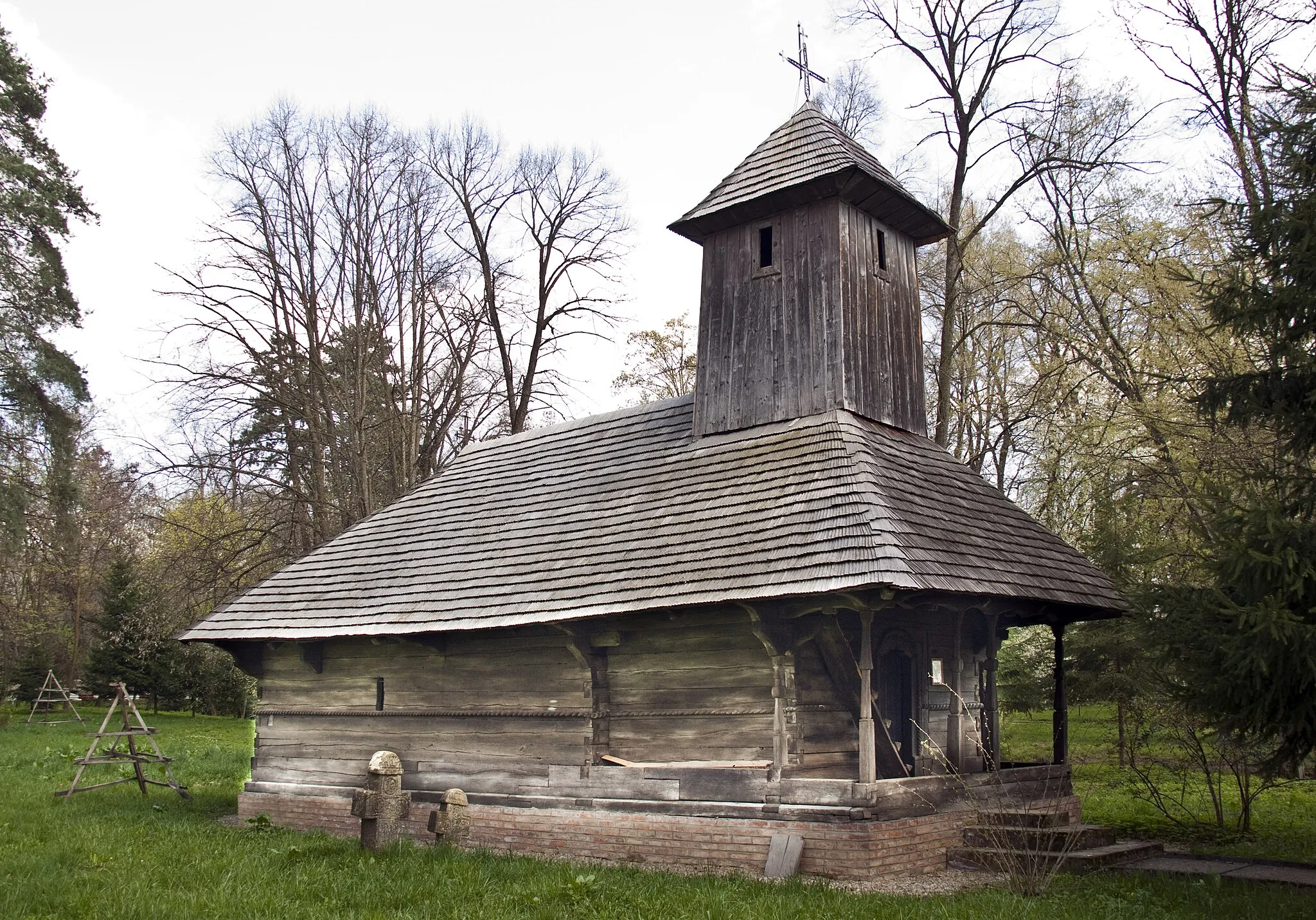 Photo showing: Drăganu-Olteni, Argeş county, Romania: wooden church transferred to Curtea de Argeş monastery, North-West side.