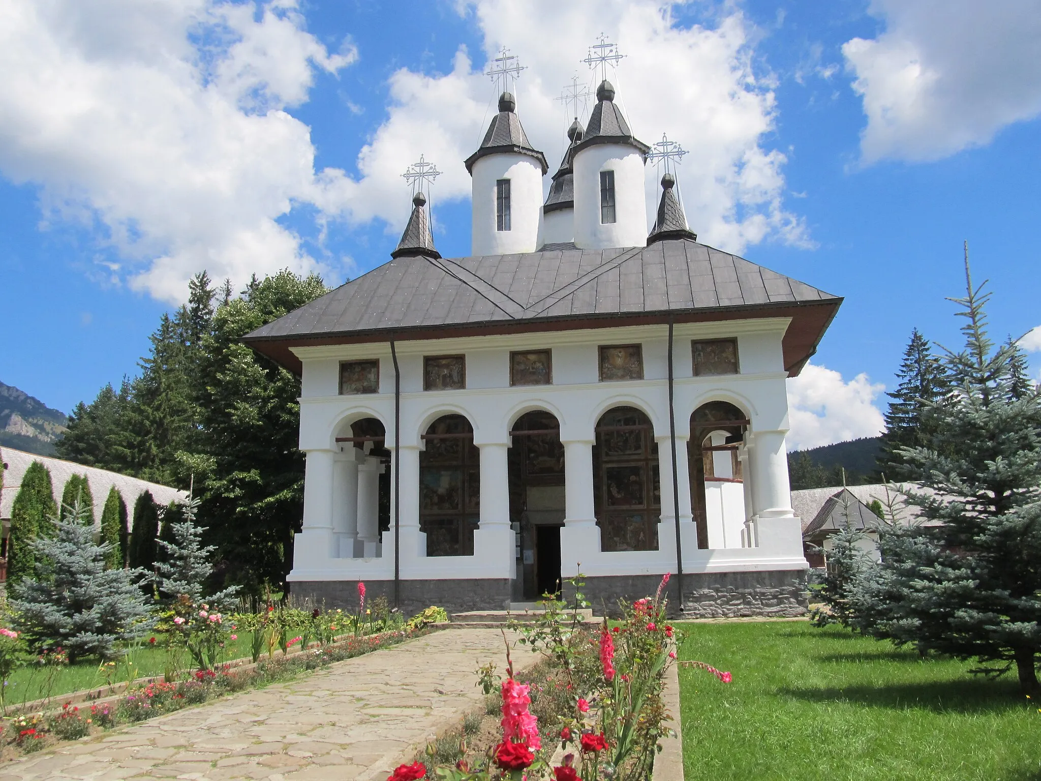 Photo showing: Mănăstirea Cheia din județul Prahova, vedere înspre pridvor.