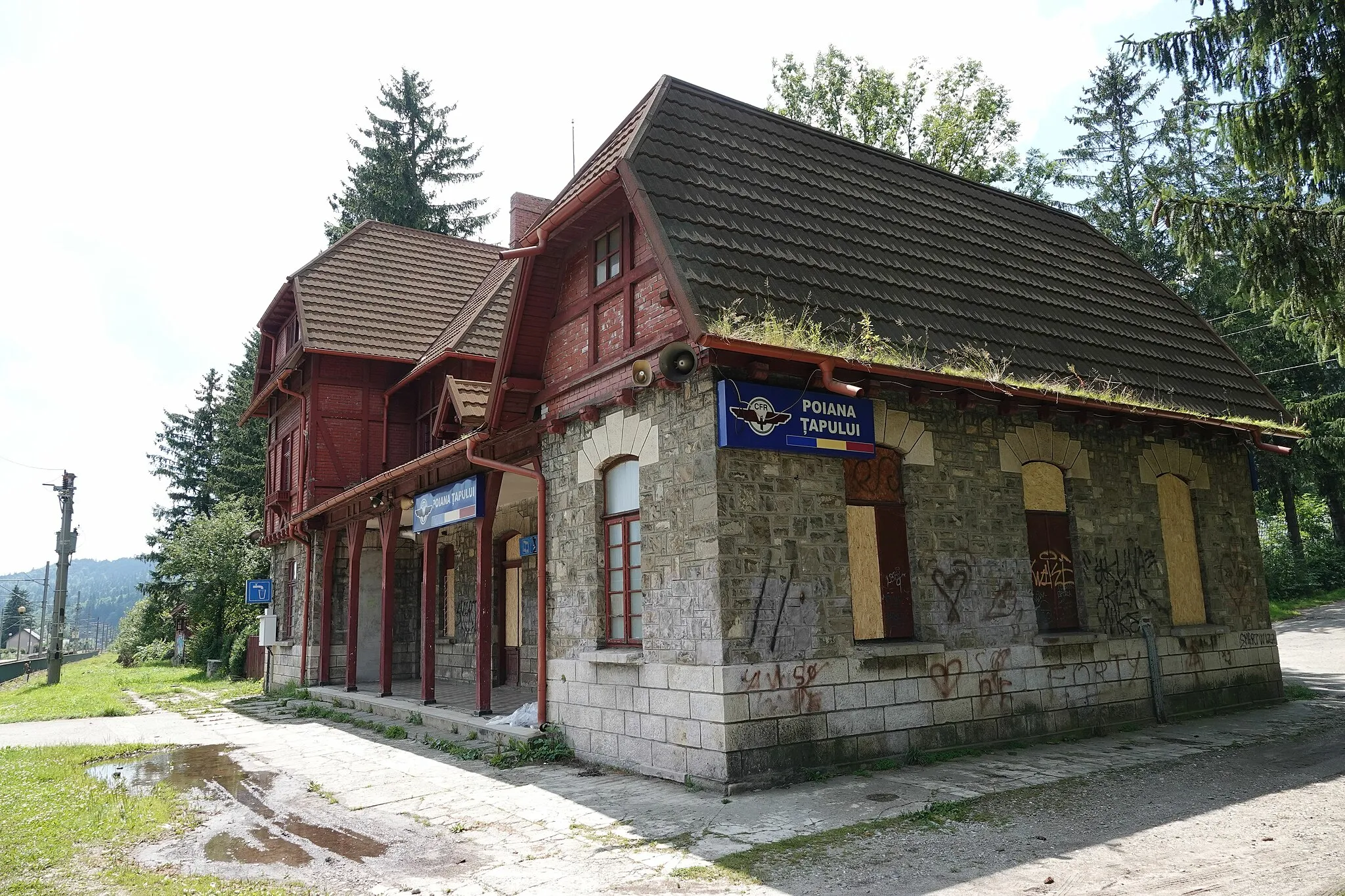 Photo showing: Poiana Țapului railway station in Prahova county, Romania