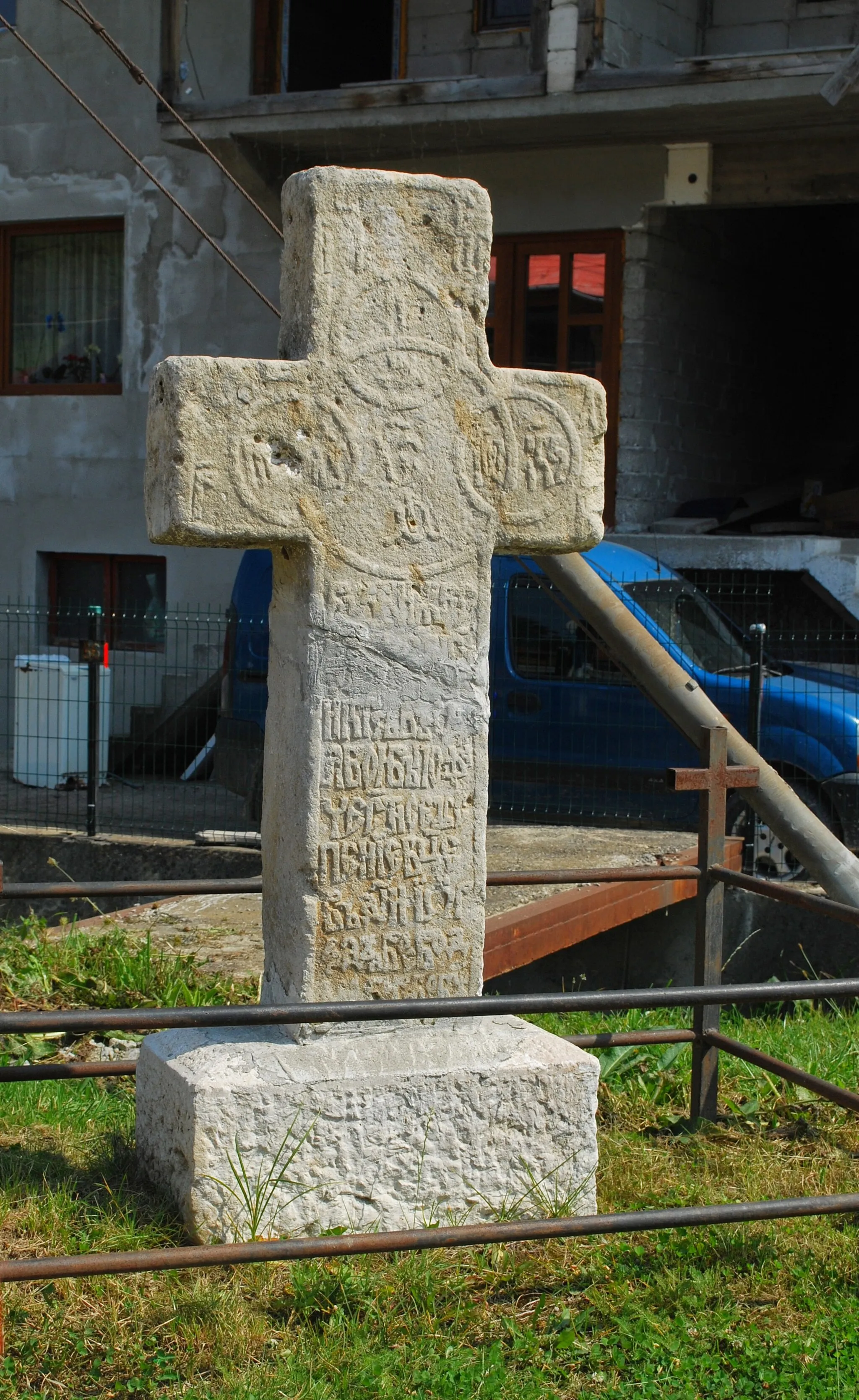 Photo showing: Stone cross of "la Roghina" in Rucăr, Argeș County, Romania