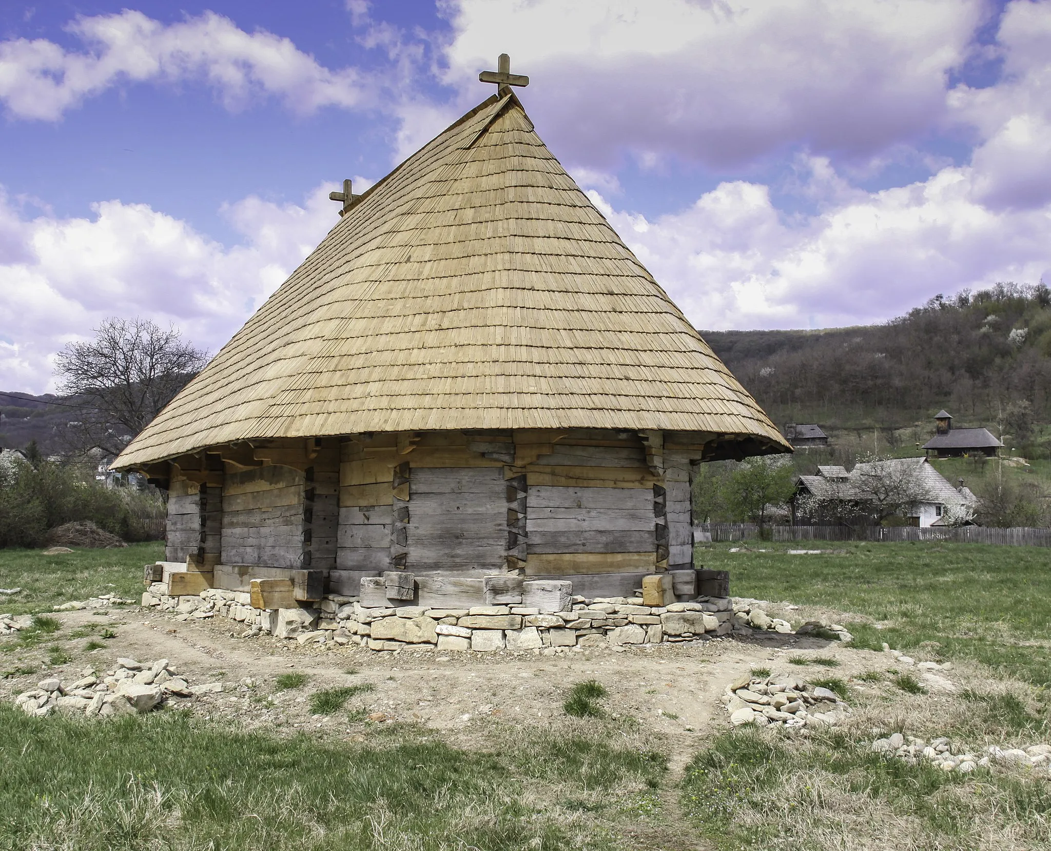 Photo showing: Wooden church in Anghelești, Vâlcea county, Romania