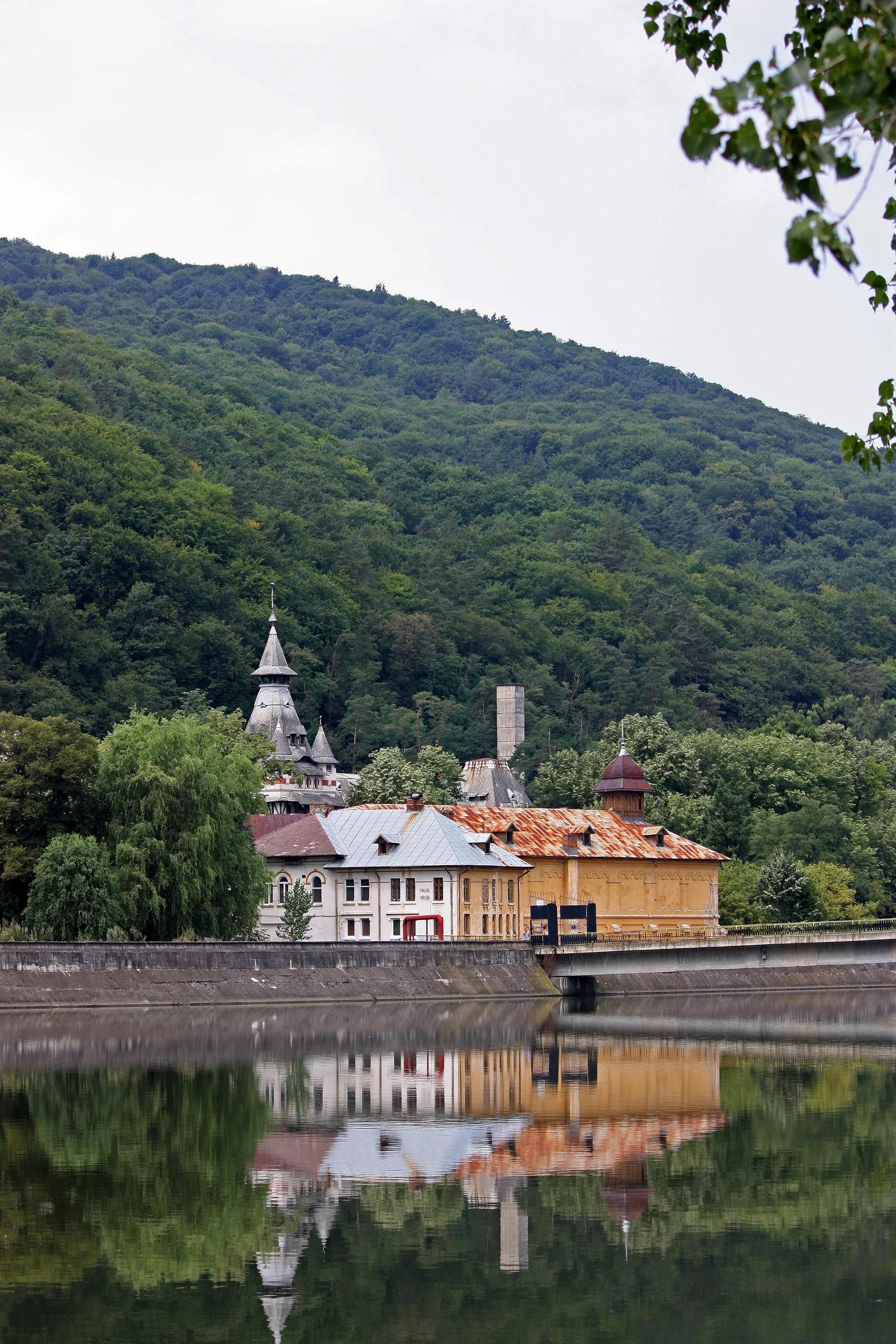 Photo showing: Relfection of several old buildings in the Olt river, Olt Valley in Romania