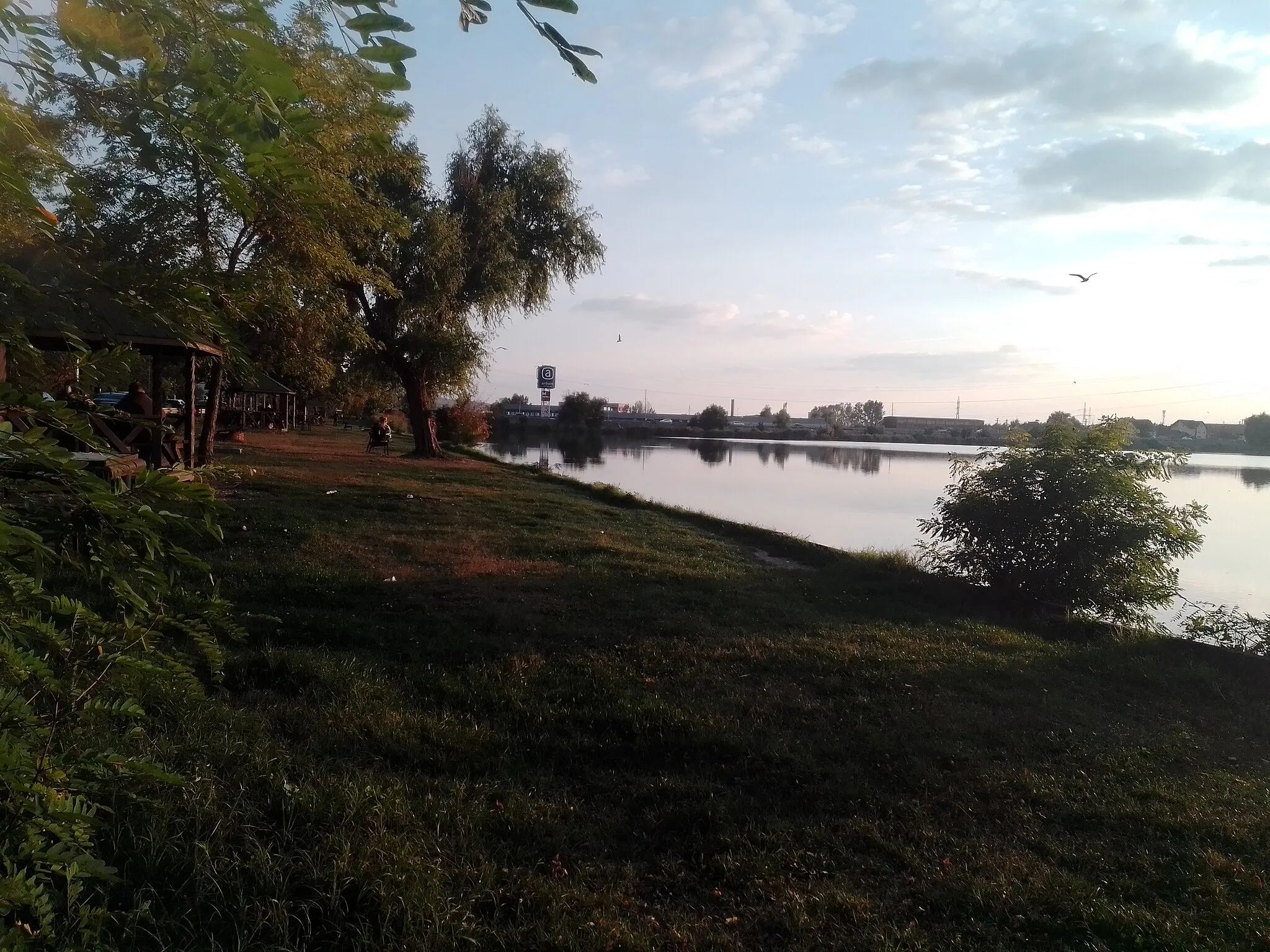 Photo showing: Lacul Ostroveni din Râmnicu Vâlcea fotografiat pe apus.