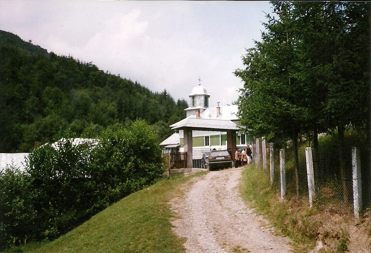 Photo showing: Zufahrt zur alten Kirche im Dorf Șuta der Gemeinde Muereasca, im Kreis Vâlcea  in Rumänien.