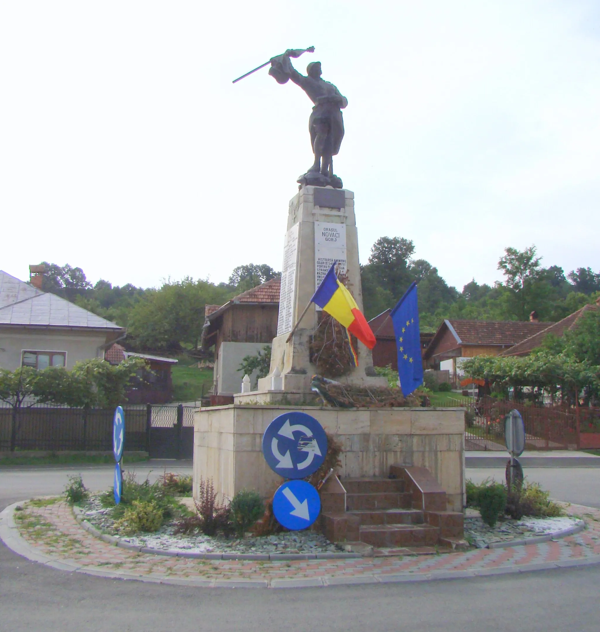 Photo showing: Heroes' monument in Novaci, Gorj county, Romania