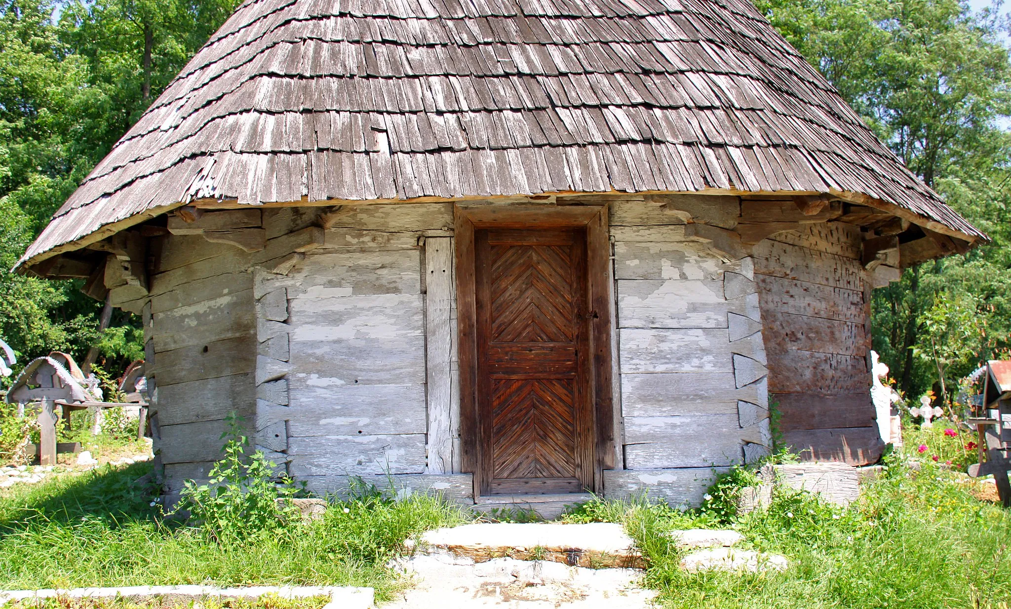 Photo showing: Pietrari, Vâlcea: The wooden church from Angheleşti-Cărpiniş, entrance, West side.