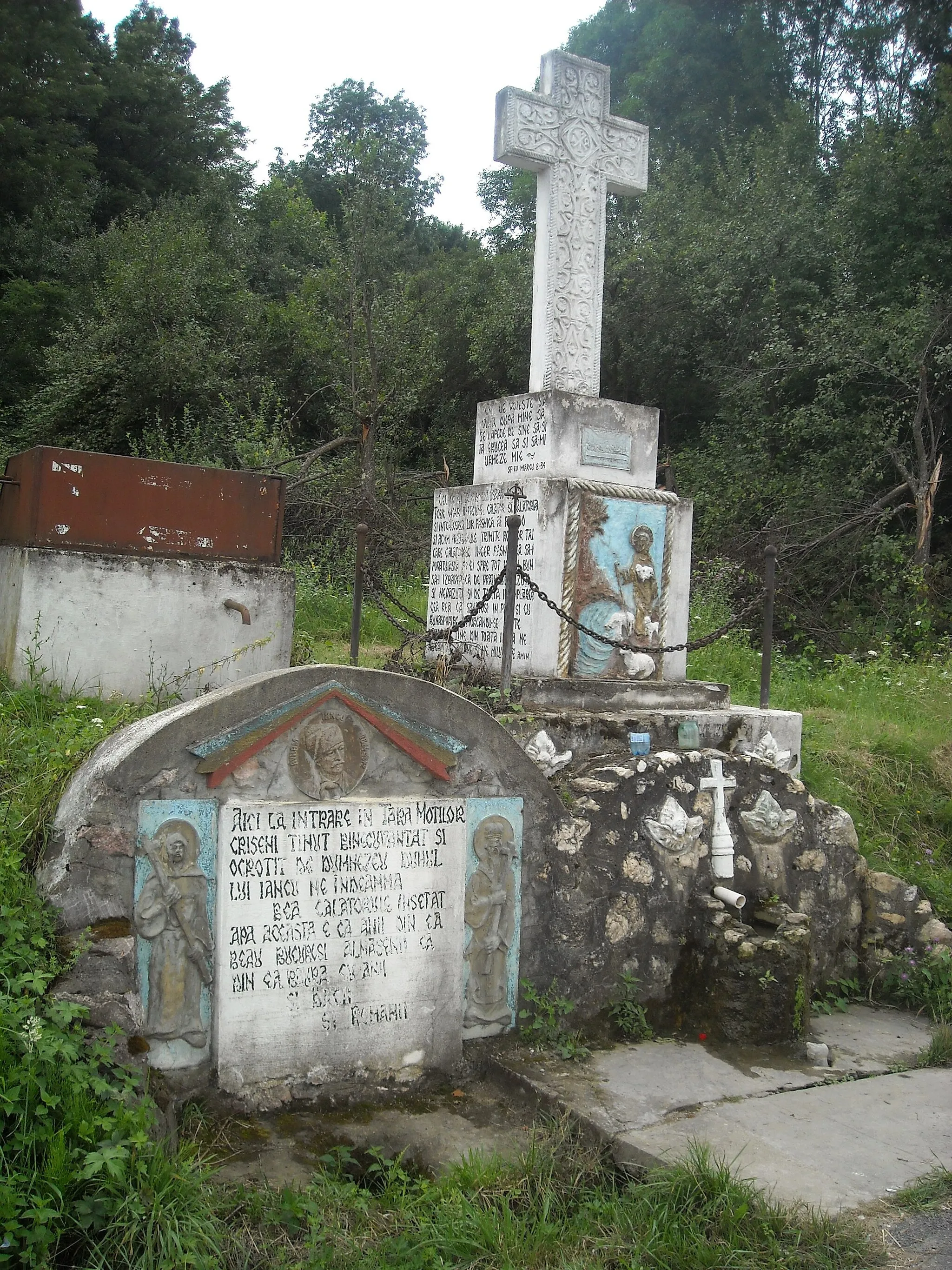 Photo showing: a spring in the vicinity of Almaş village, signing symbolically the border of the Moţ area