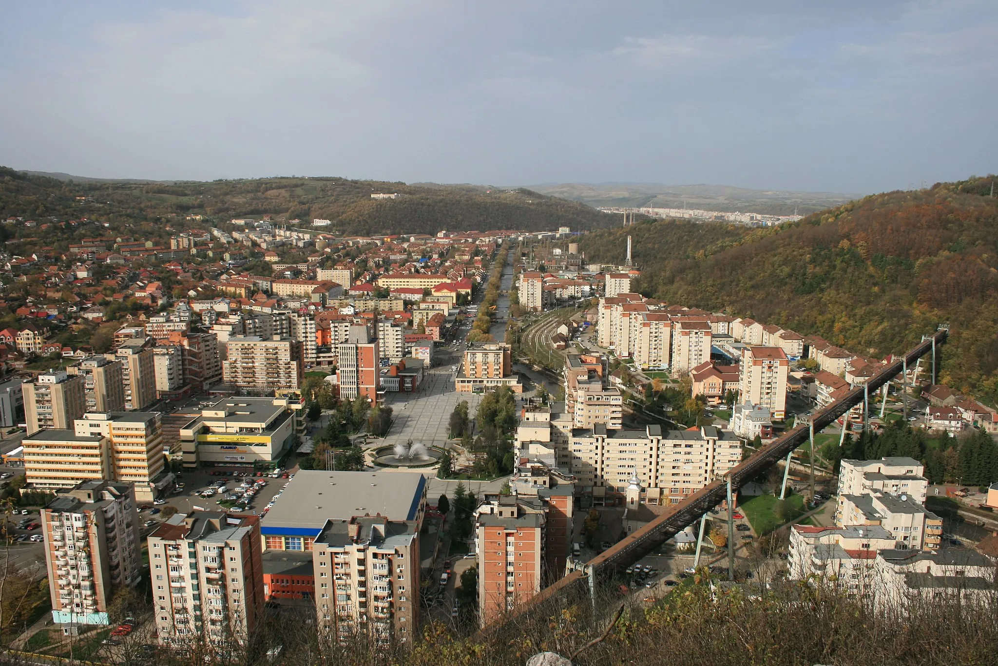 Photo showing: Panoramic view from Golului Hill over Resita Downtown, in the background: the New Resita.