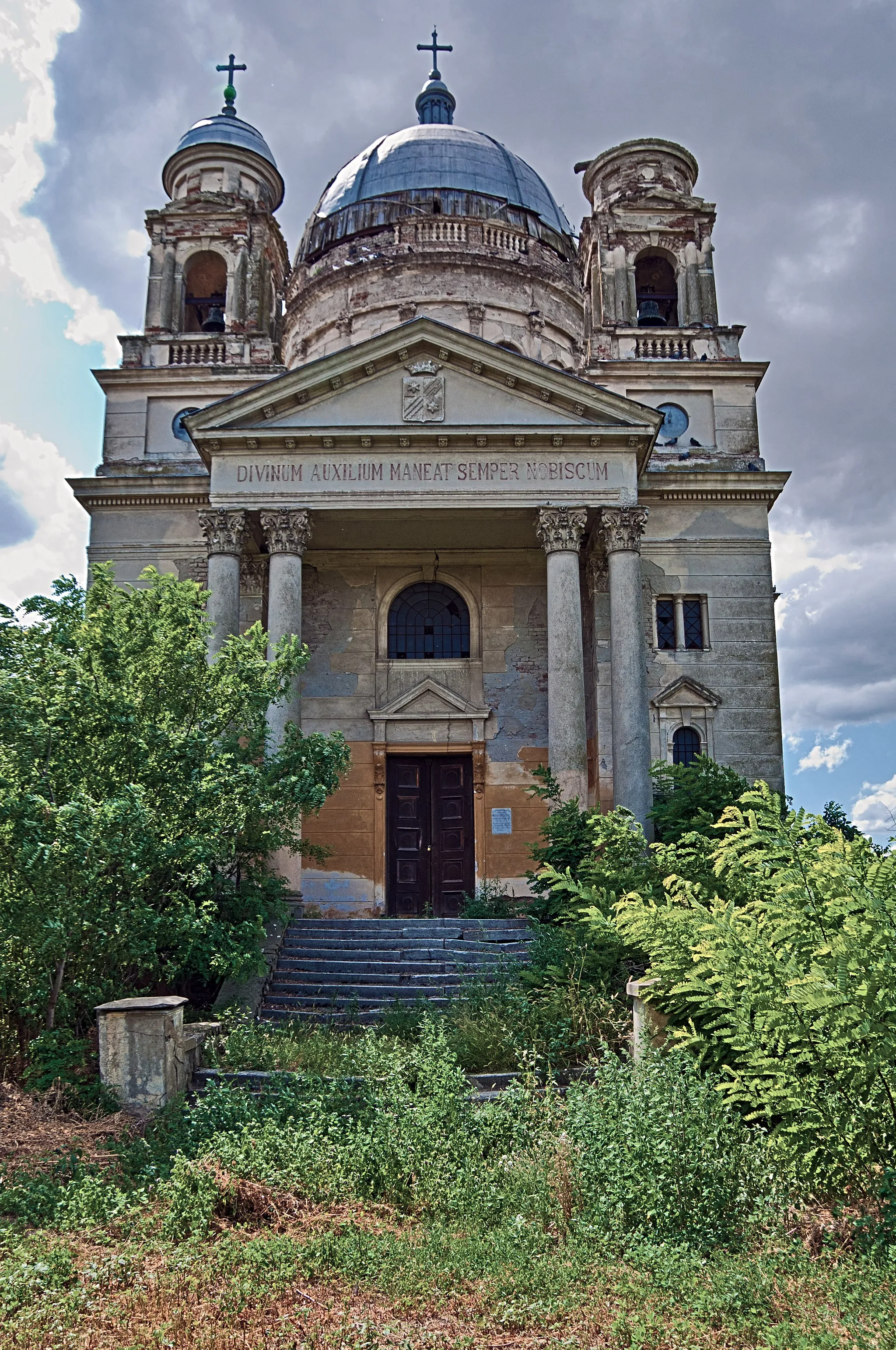 Photo showing: Biserica romano-catolică din localitatea Bobda, în apropiere de orașul Jimbolia, acum lasata în paragină.