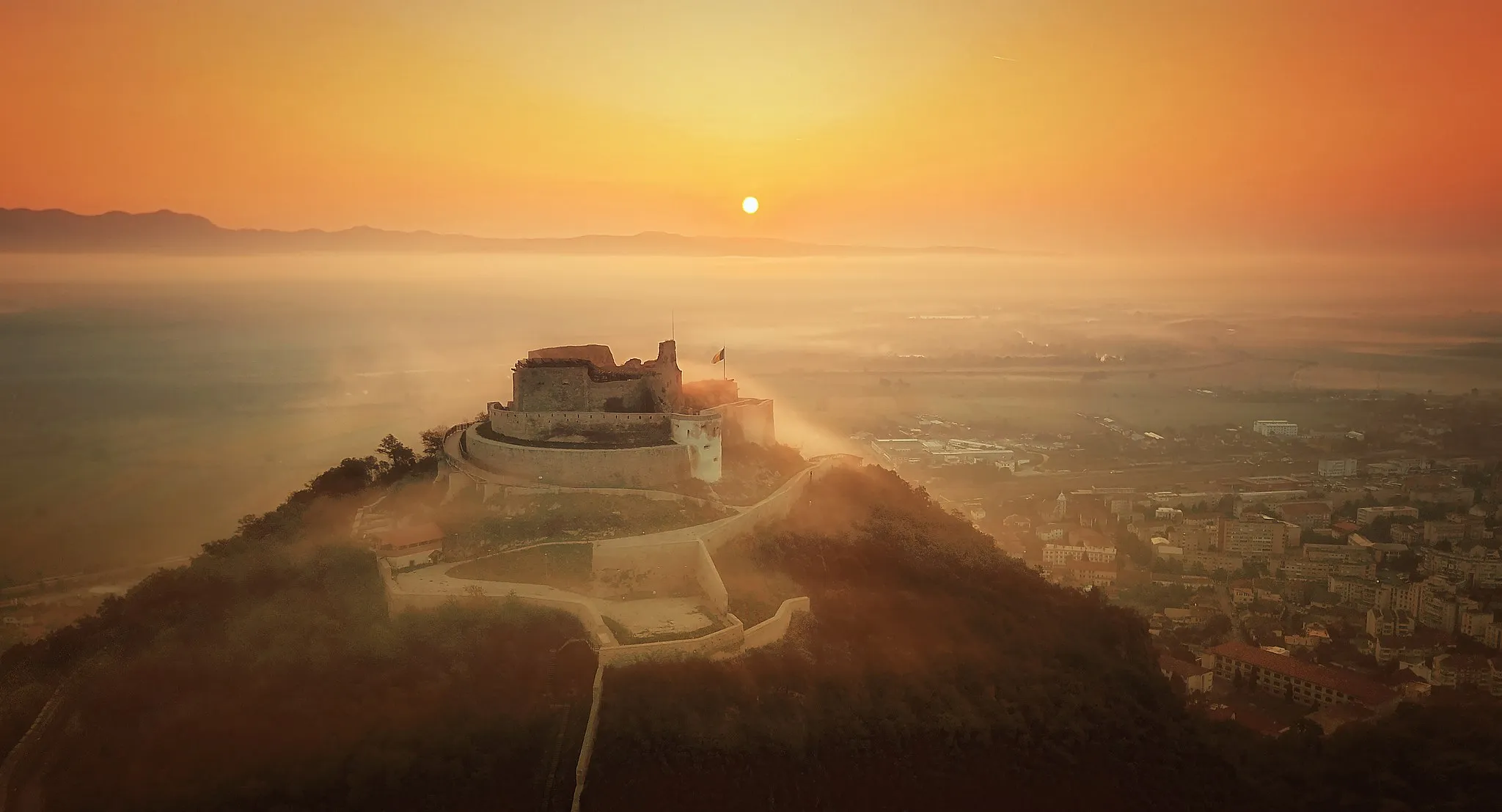 Photo showing: Deva, medieval fortress, at sunrise