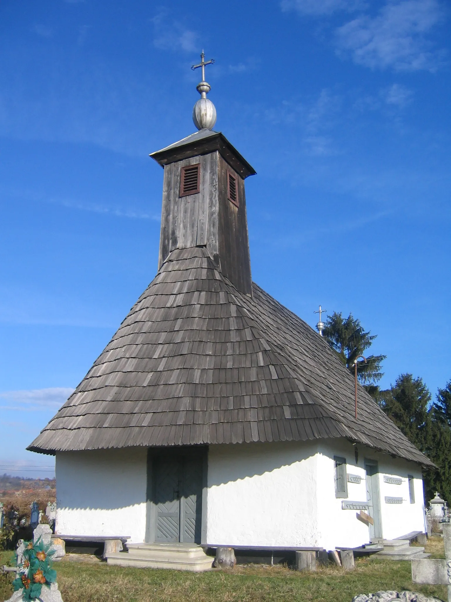 Photo showing: Biserica de lemn "Cuvioasa Paraschiva", din satul Margina, ro:judeţul Timiş, construită în ro:1737.
Licensing
ro:Categorie:Imagini din Banat
