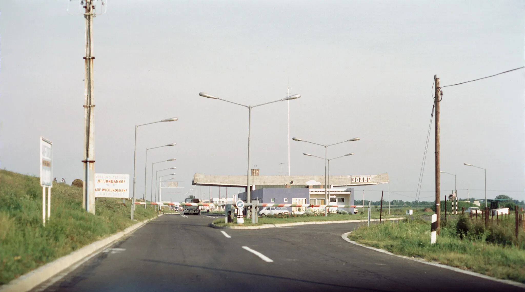 Photo showing: Le poste-frontière de  Gyula - Vărșand à la frontière hungaro – roumaine en 1974. Photographie prise du côté hongrois. Depuis, l’aspect de ce poste-frontière a complètement été modifié. Ce poste est situé sur la route 44 du côté hongrois et 79A du côté roumain.

Poste-frontière de Gyula - Vărșand, Gyula, comitat de Békés, Hongrie.