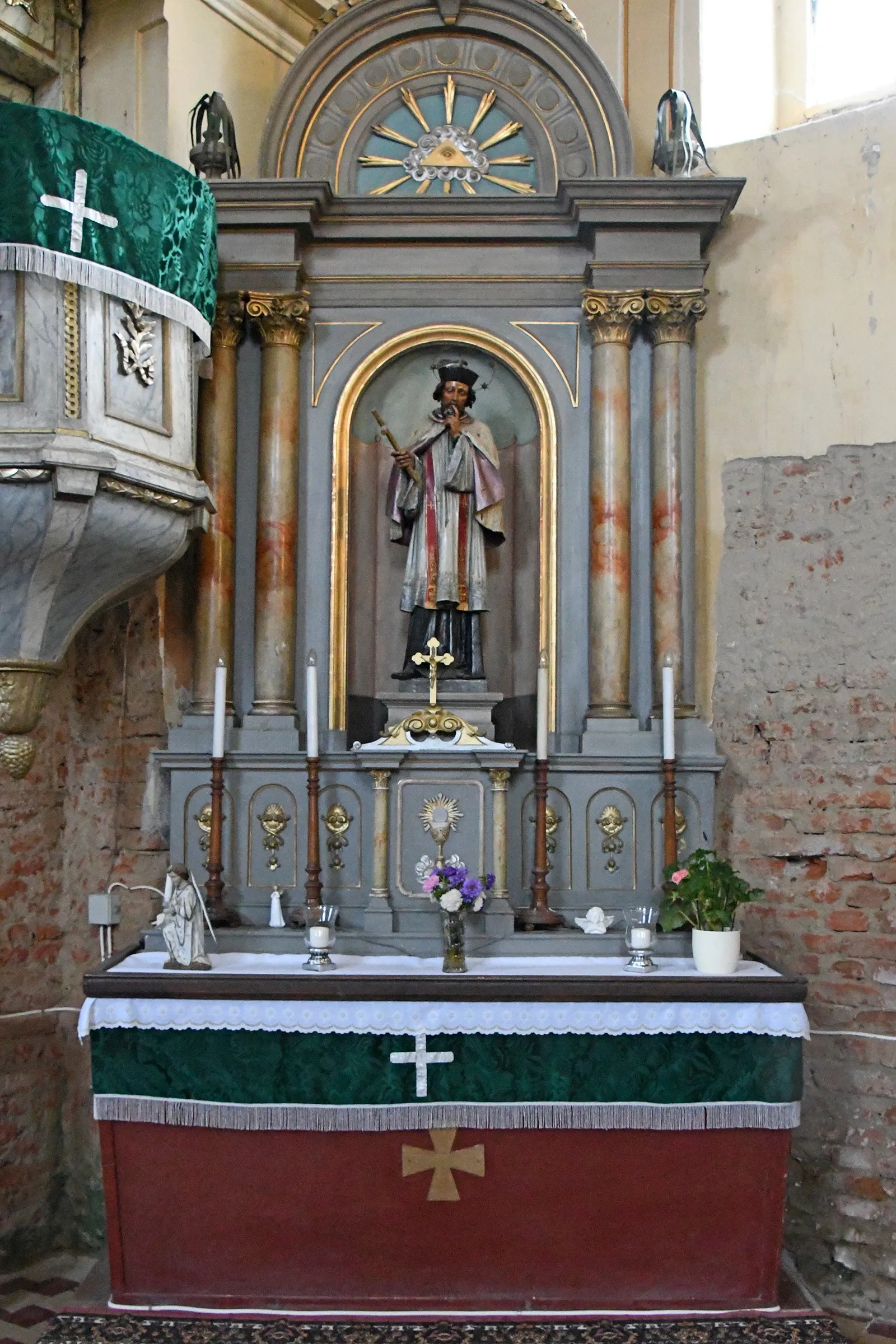 Photo showing: Altar of Saint John of Nepomuk in the Roman Catholic church of Sânandrei, Timiș, Romania