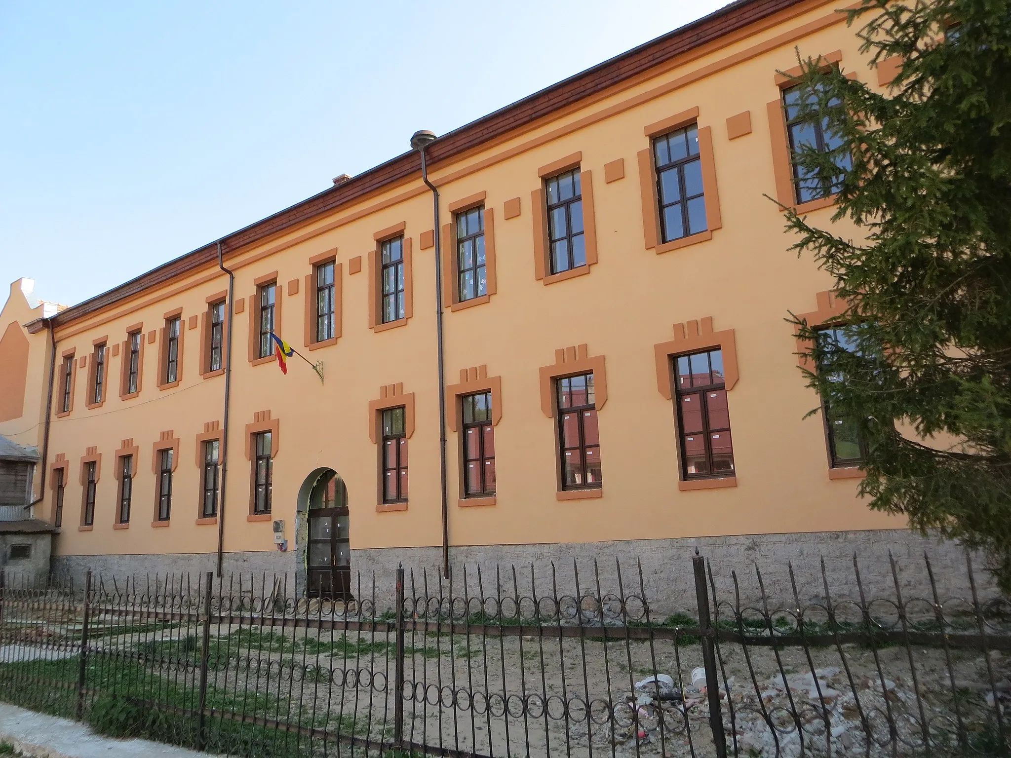 Photo showing: Școală în cartierul Steierdorf