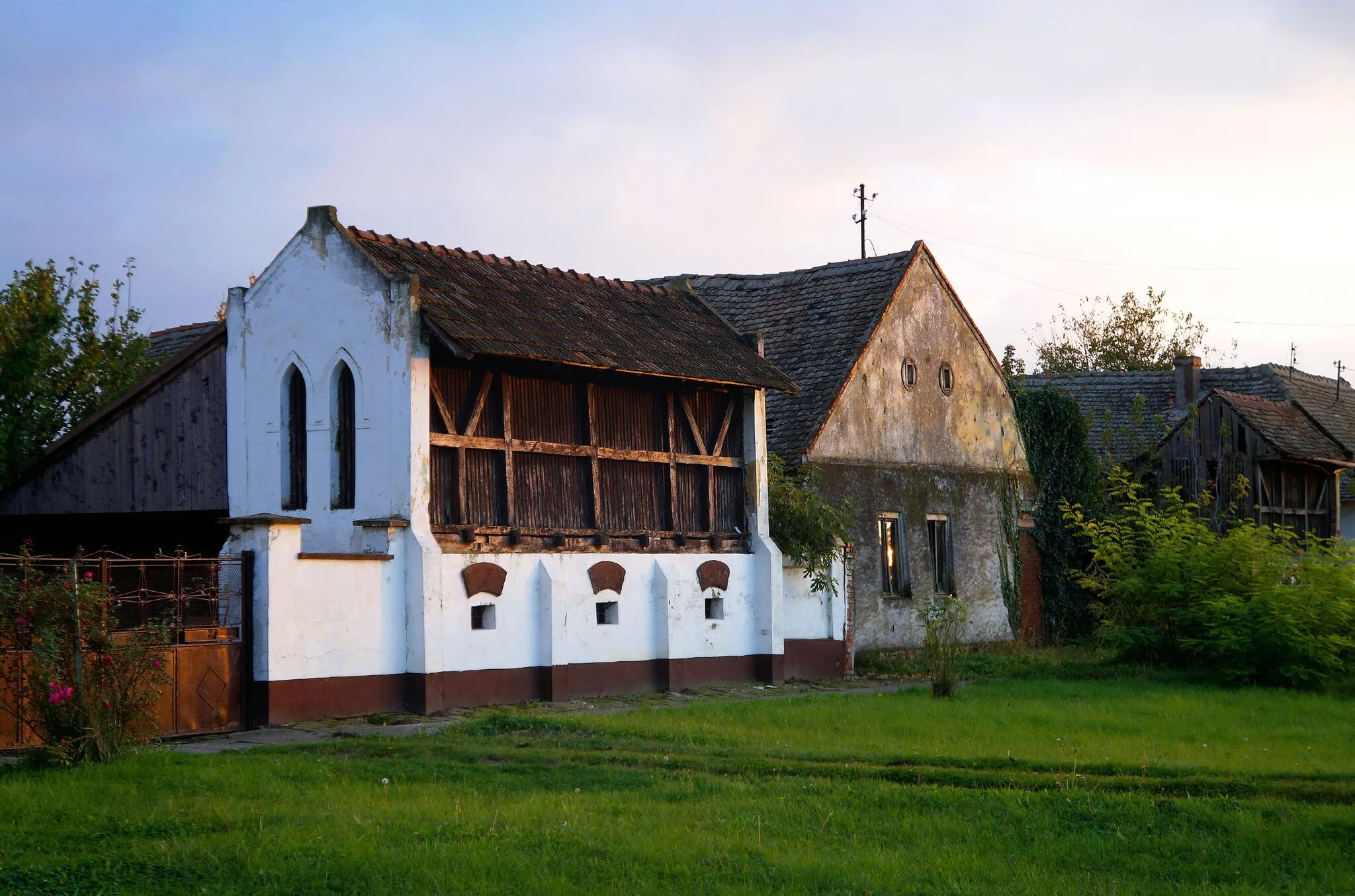 Photo showing: Old corn granary, vernacular architecture, Boka in Banat, Serbia