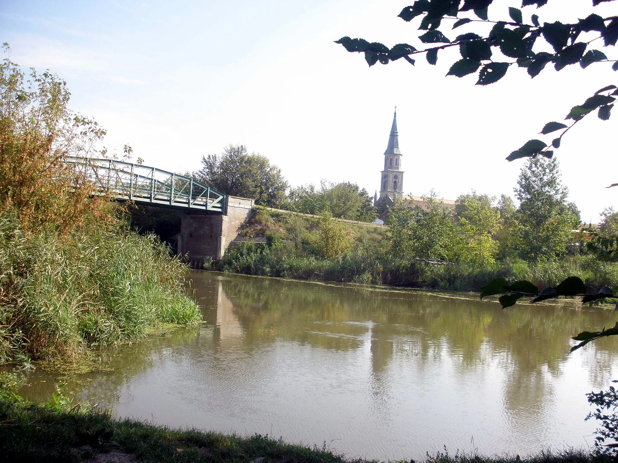 Photo showing: Bridge over river Begej (built 1889, restored 1894 for ships, renovated 2005); Catholic church in background (1864)