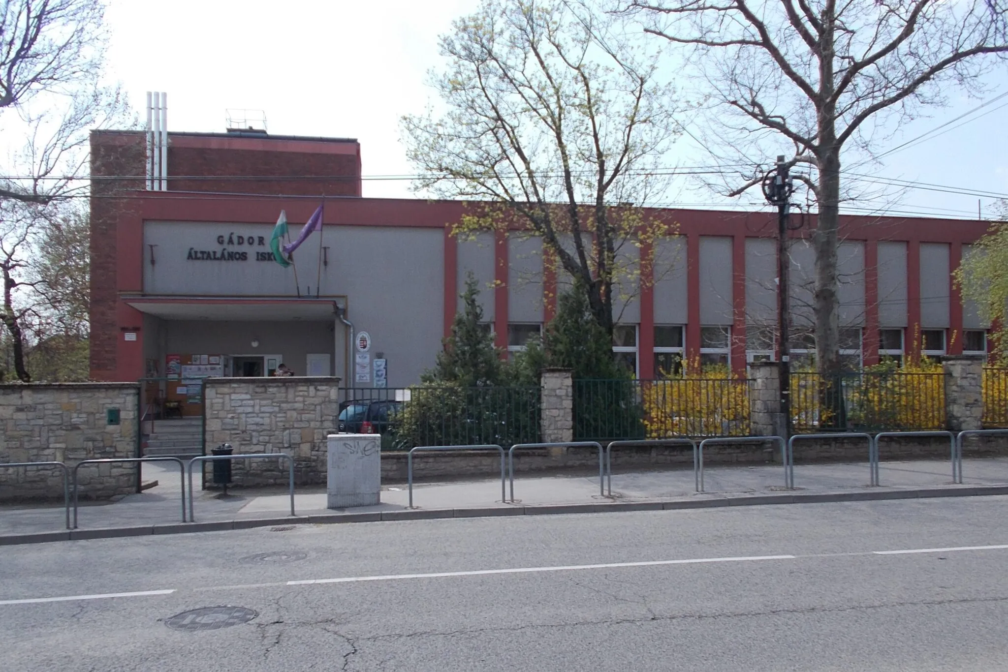 Photo showing: Gádor Elementary School (Est. 1960) (2020 datas: 467 students, 20 classrooms, 17 class) - 101-105 Gádor Street, Budafok neighbourhood, District XXII of Budapest.