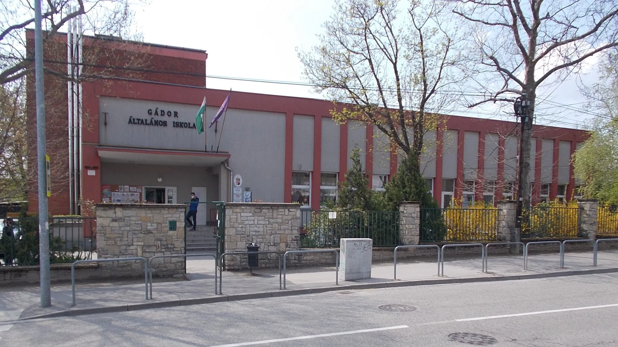 Photo showing: Gádor Elementary School (Est. 1960) (2020 datas: 467 students, 20 classrooms, 17 class) - 101-105 Gádor Street, Budafok neighbourhood, District XXII of Budapest.