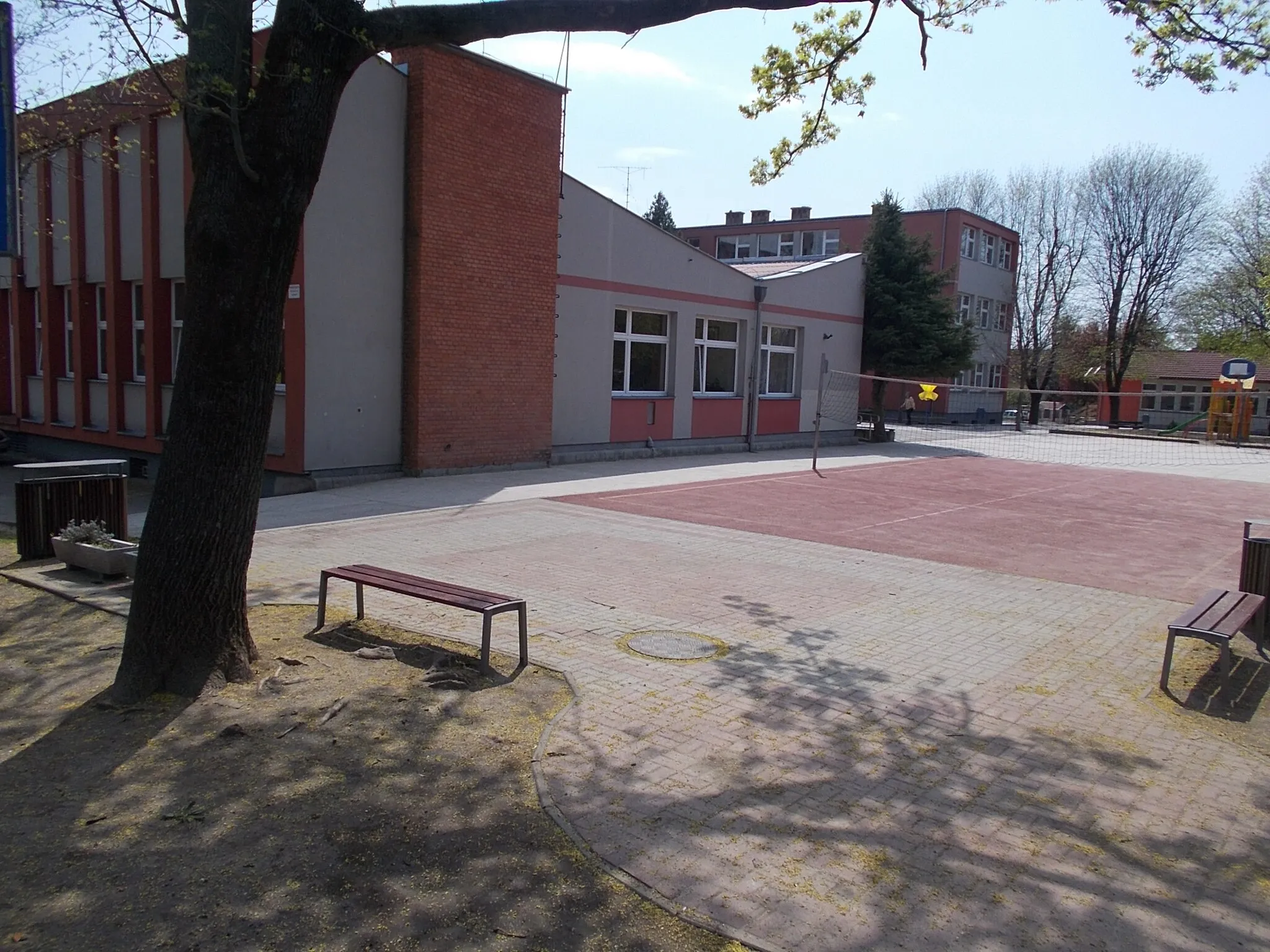 Photo showing: Gádor Elementary School (Est. 1960) (2020 datas: 467 students, 20 classrooms, 17 class) - 101-105 Gádor Street, Budafok neighbourhood, District XXII of Budapest