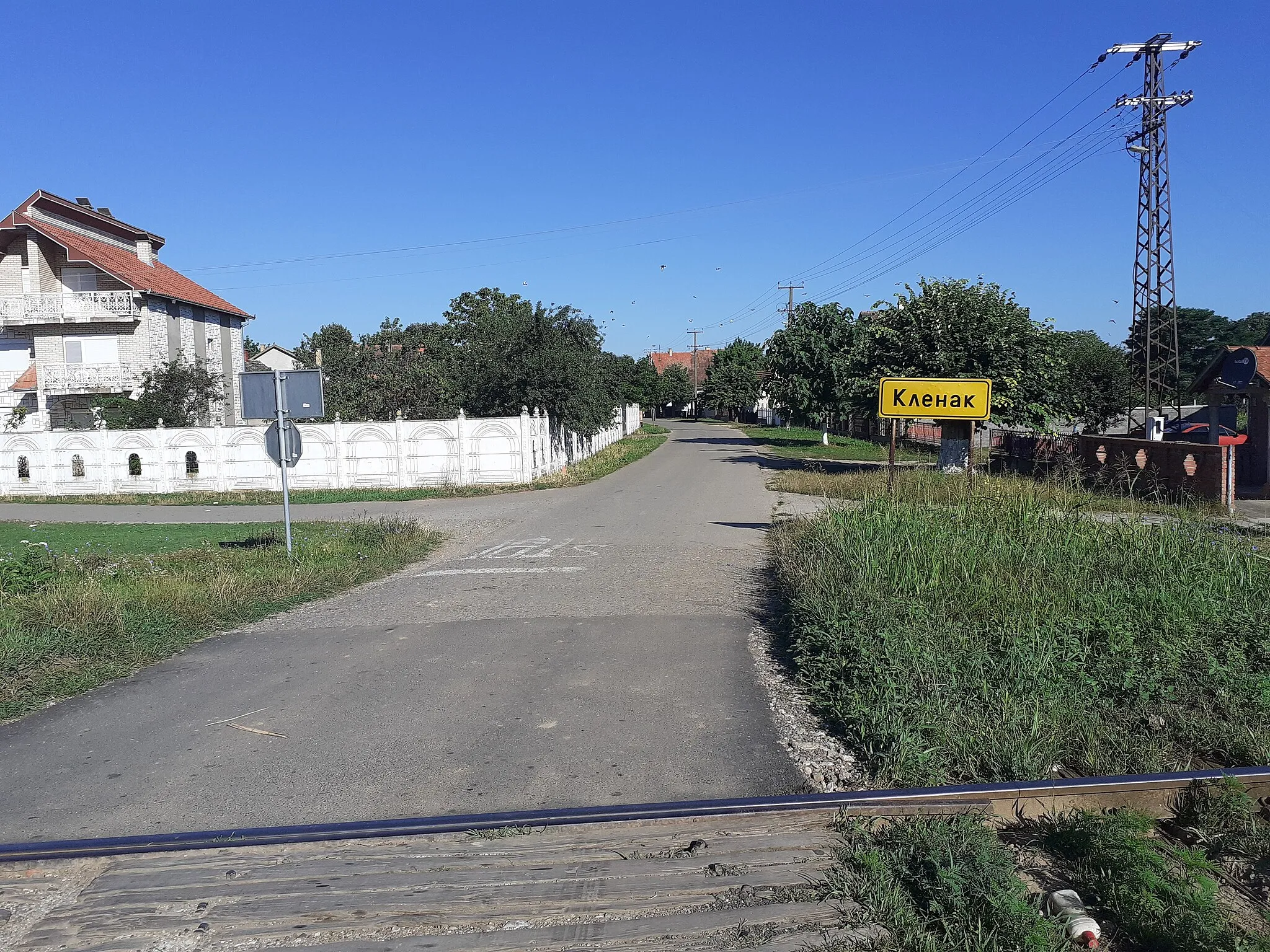 Photo showing: Табла на улазу у Кленак, општина Рума, Србија