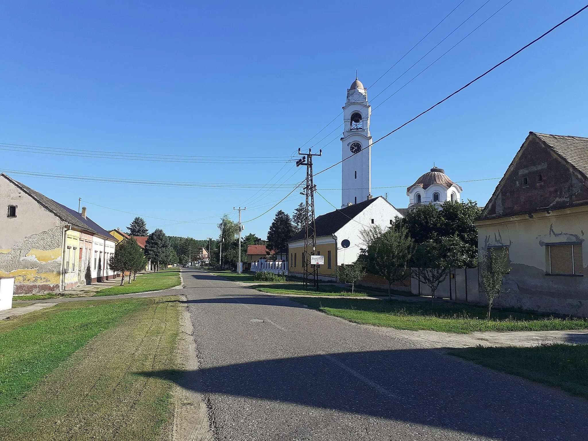 Photo showing: Улица у Кленку, десно Православна црква, општина Рума, Србија