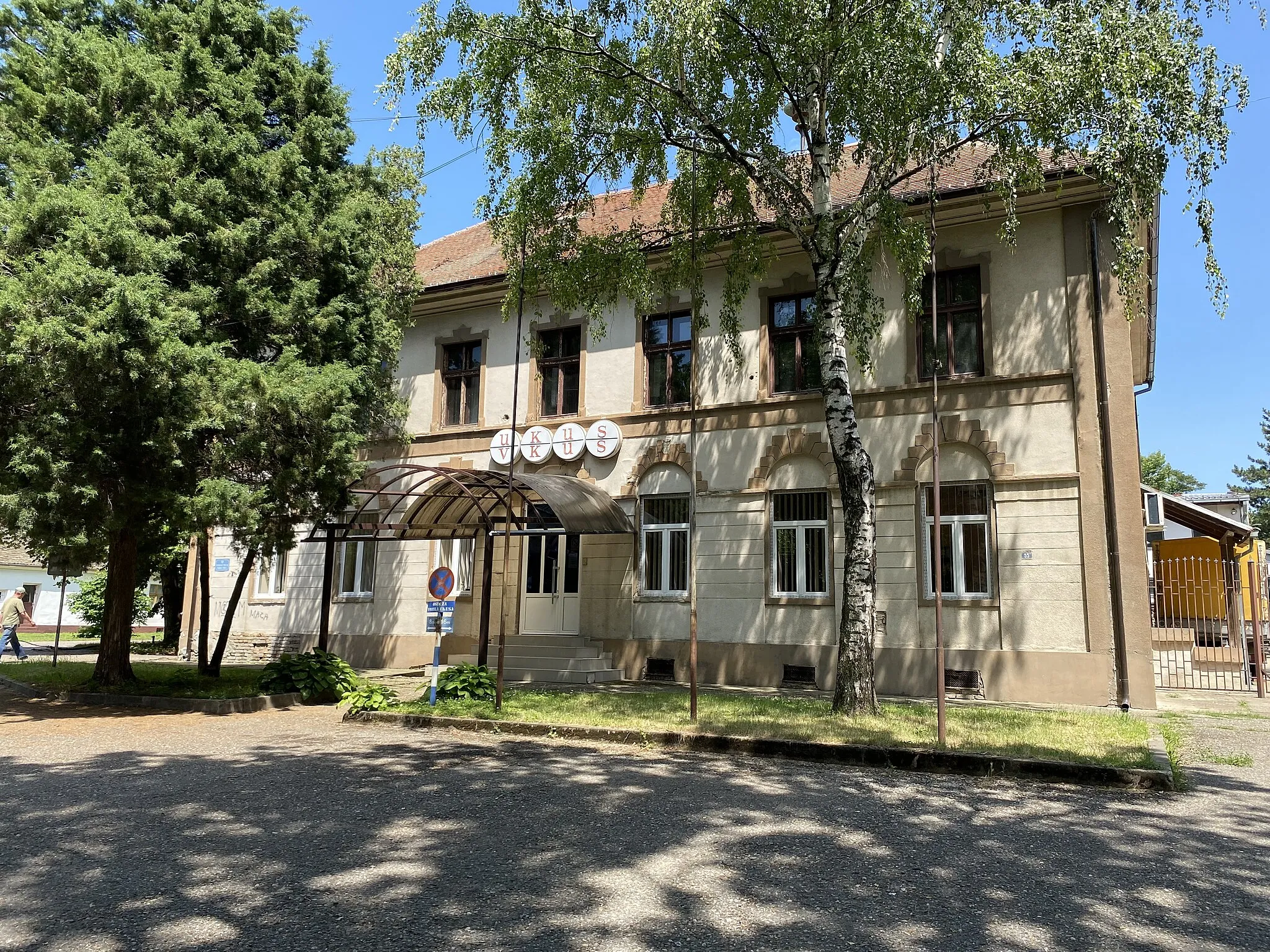 Photo showing: Зграда фабрике обуће Укус која се налази у Улици Николе Тесле бр. 55 у Ковачици.
