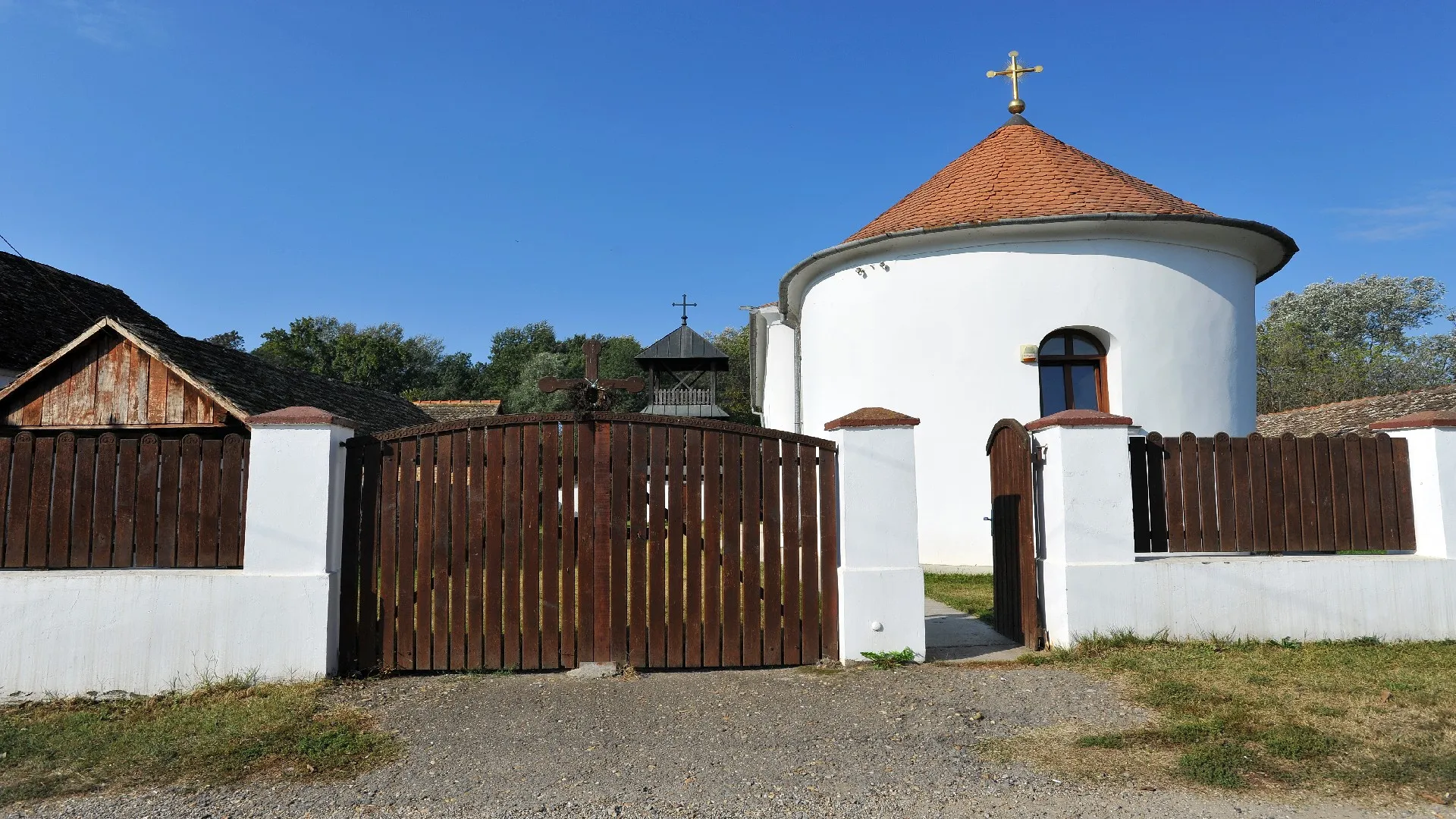Photo showing: Church of Saint Luke in Kupinovo- entry gate