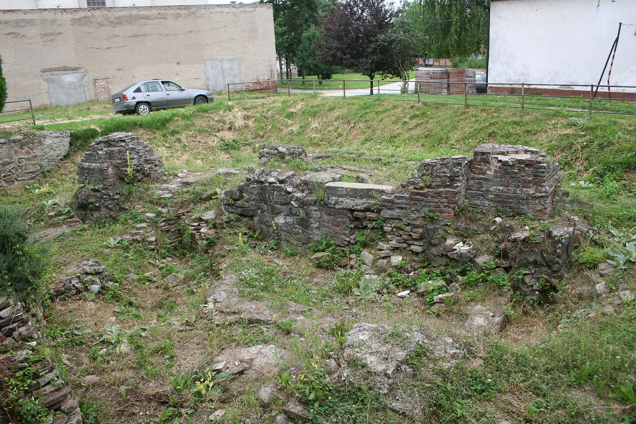 Photo showing: Arheološko nalazište starog crkvišta, po predanju mestu na kojem su sahranjeni Ćirilo i Metodije, Mačvanska Mitrovica