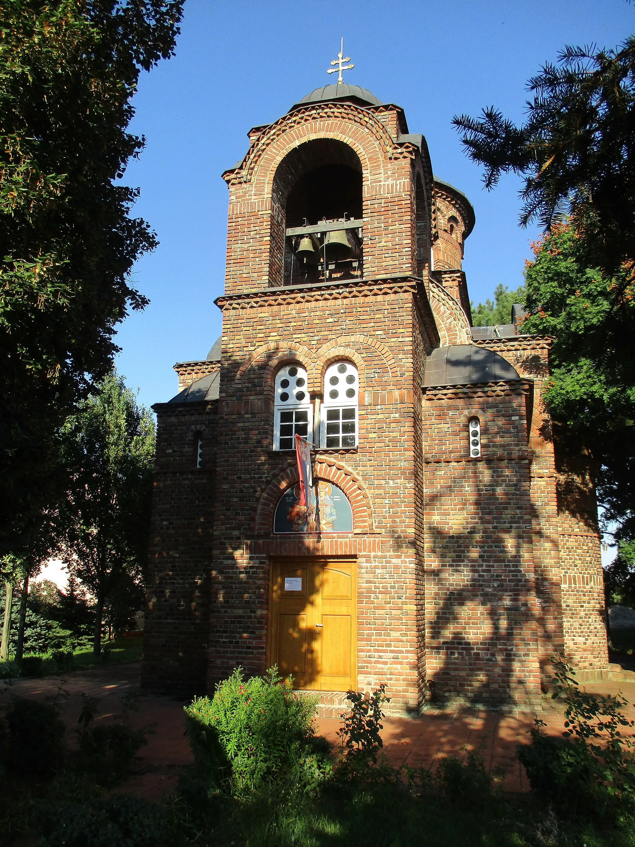 Photo showing: Orthodox church in village Nakovo, municipality of Kikinda is dedicated to prince Lazar Hrebeljanovic. Construction started in 1996. It was sanctified in 2005. Project of church was made by architect Predrag Ristic.