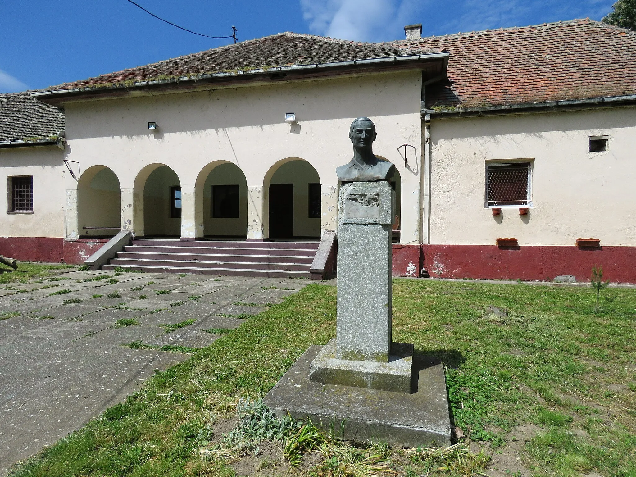 Photo showing: Cultural center of Samoš