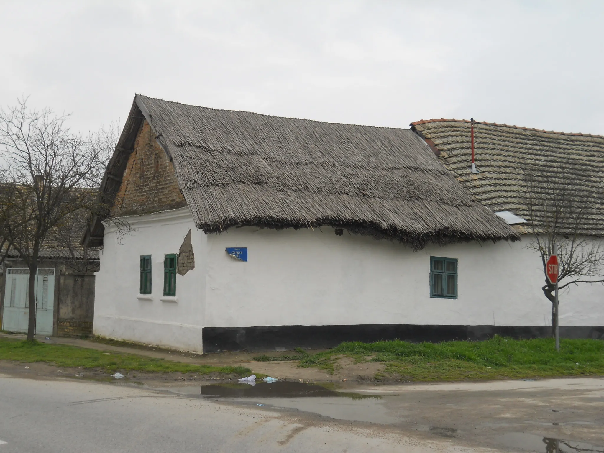 Photo showing: Szond - régi nádfedeles ház a faluban