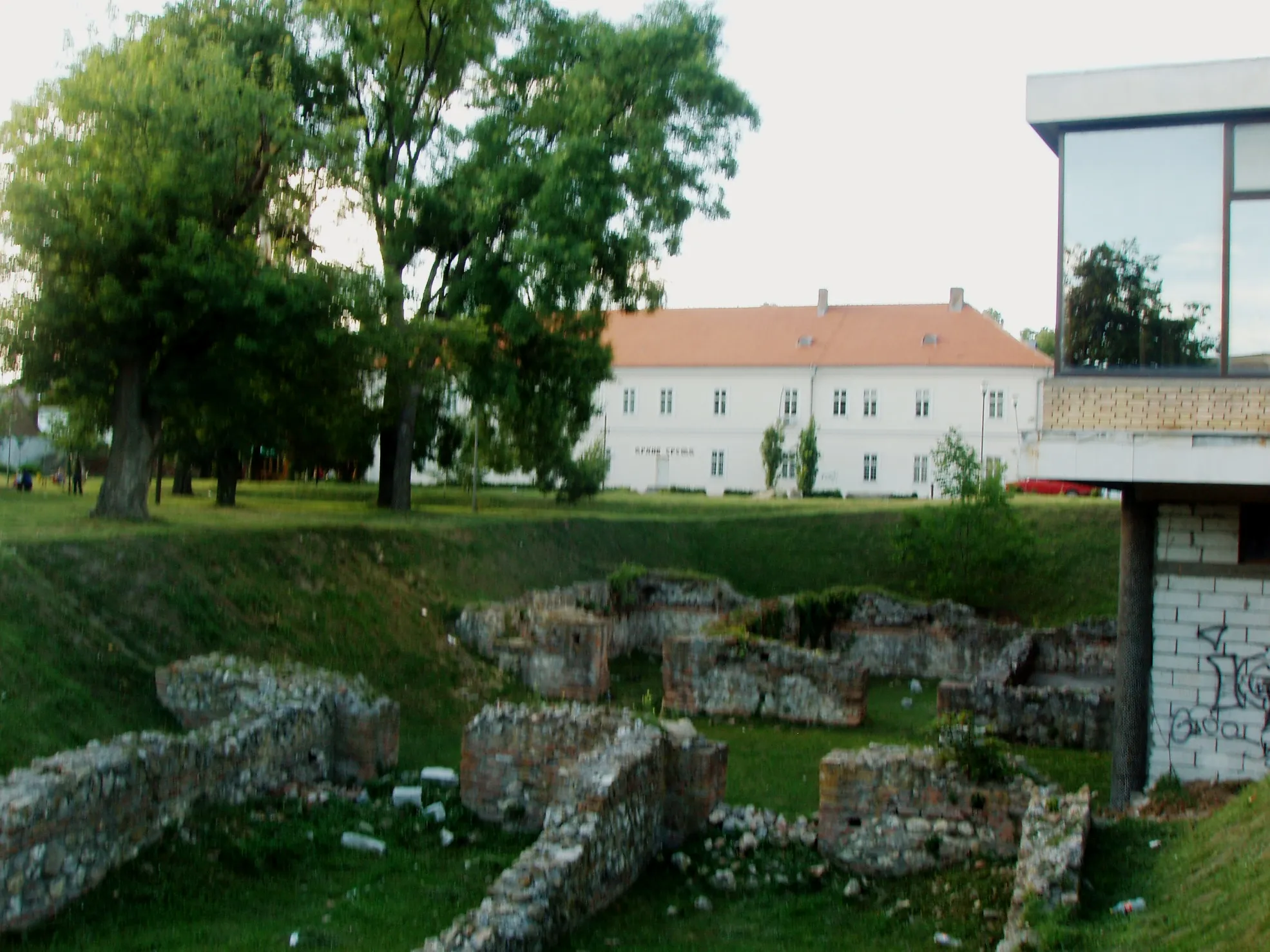 Photo showing: Руине економског дела Царске палате из доба старог Рима у градском средишту.