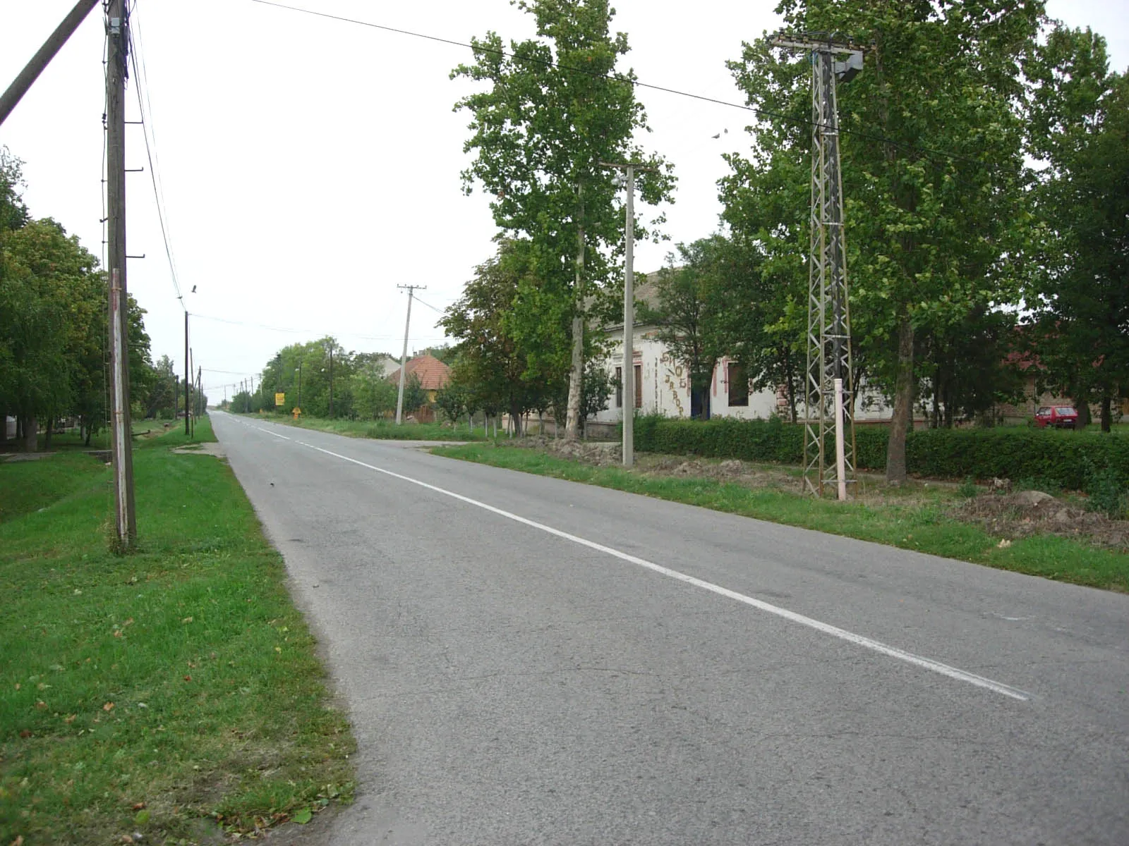 Photo showing: Street detail in Sutjeska. Here in the middle of the road stood the Catholic church until 1960. At first it was damaged by fire, and later razed.