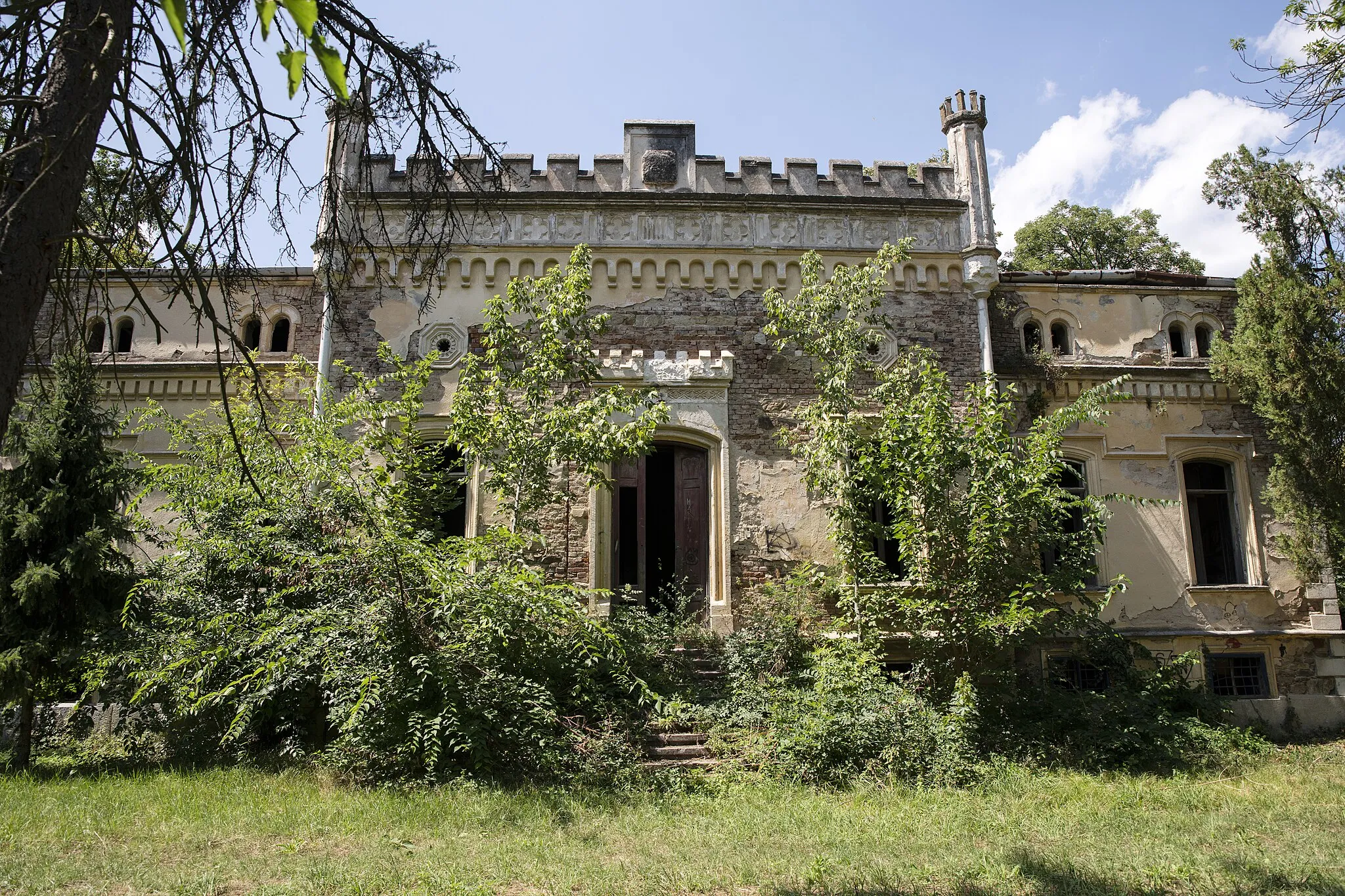 Photo showing: Dvorac Lazarević je dvorac porodice Lazarević u Velikom Središtu. Fotografisano zahvaljujući projektu Dvorci Srbije.