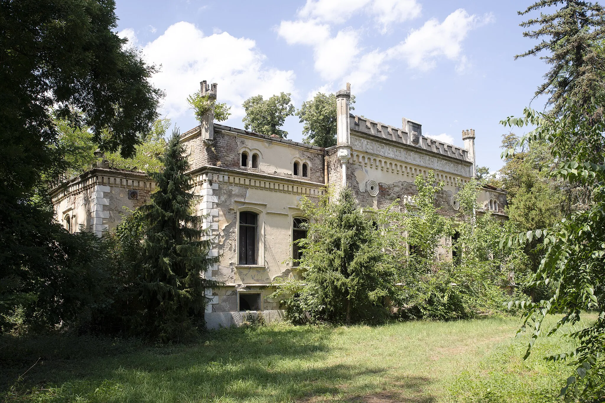 Photo showing: Dvorac Lazarević je dvorac porodice Lazarević u Velikom Središtu. Fotografisano zahvaljujući projektu Dvorci Srbije.