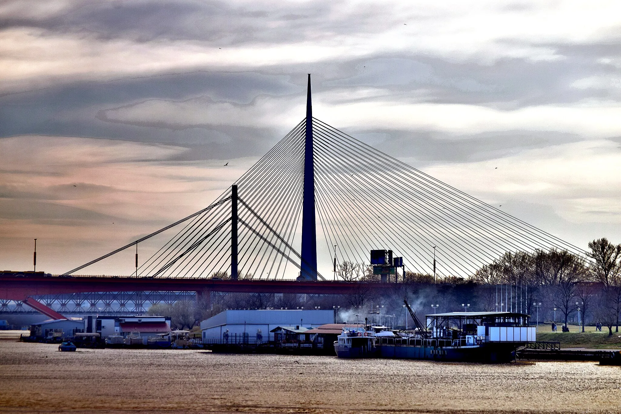 Photo showing: Ada Bridge and New Railway Bridge - a view from the right river bank (Belgrade, Serbia)