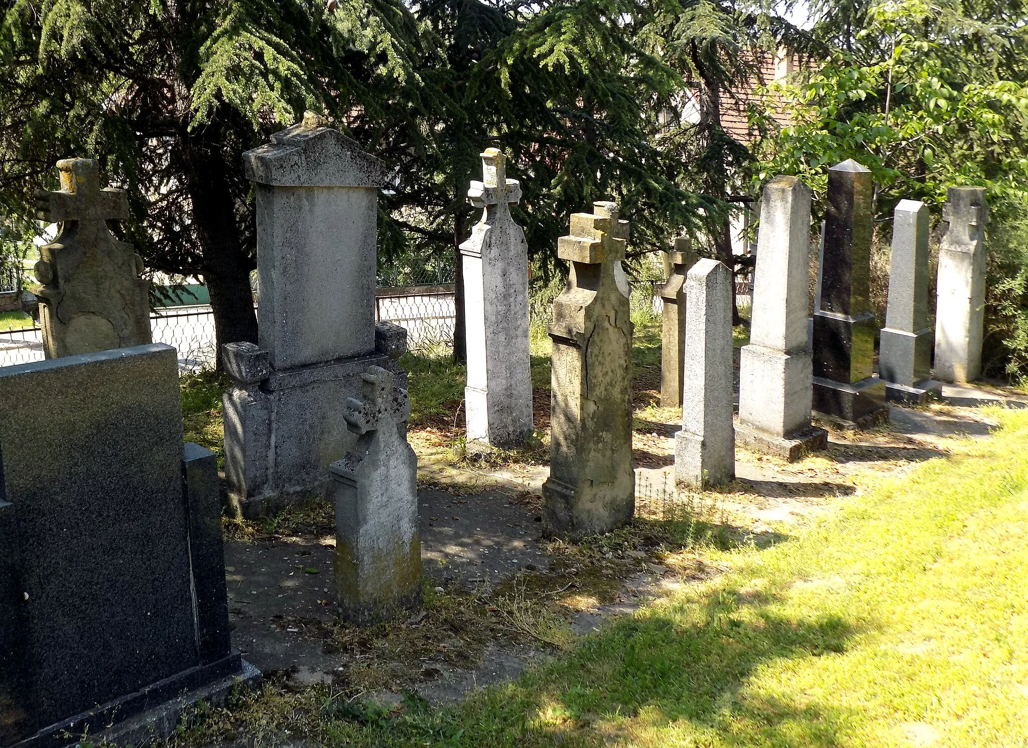 Photo showing: Saint Nicholas church in Ostružnica, suburban settlement of Čukarica, a municipality of the city of Belgrade, Serbia - old cemetery in a church yard