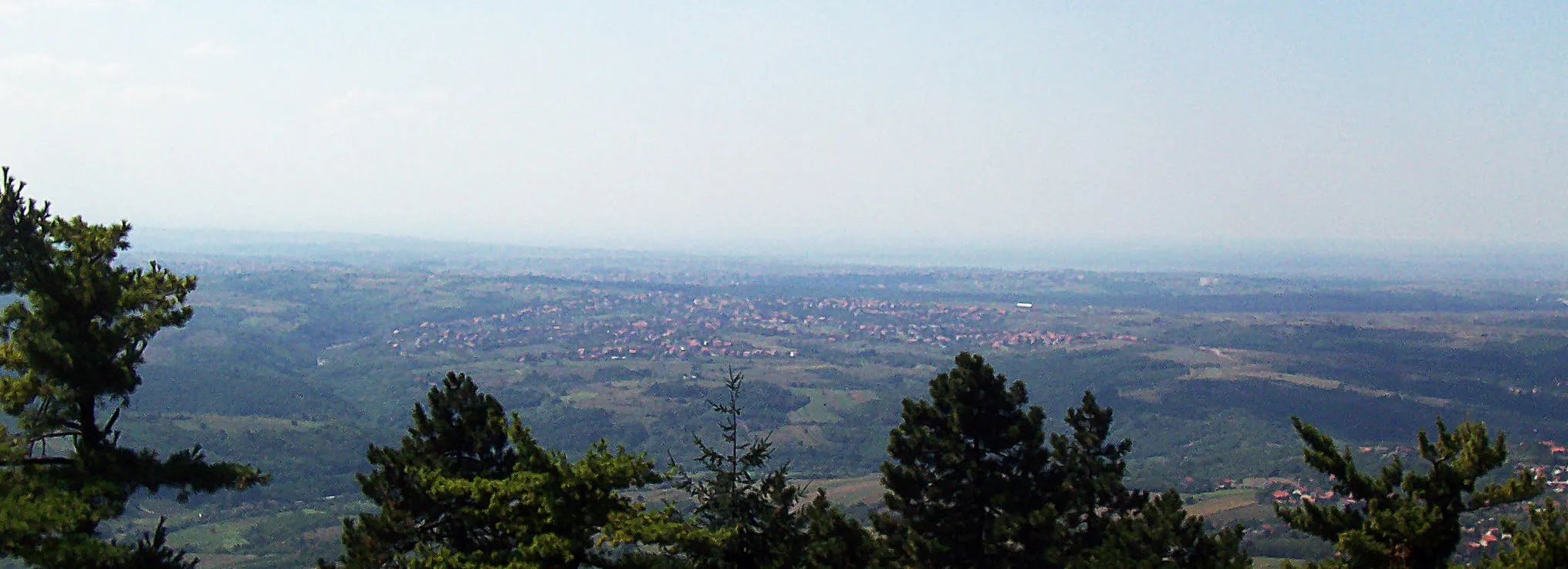 Photo showing: Rušanj, photographed from a peak of Avala.