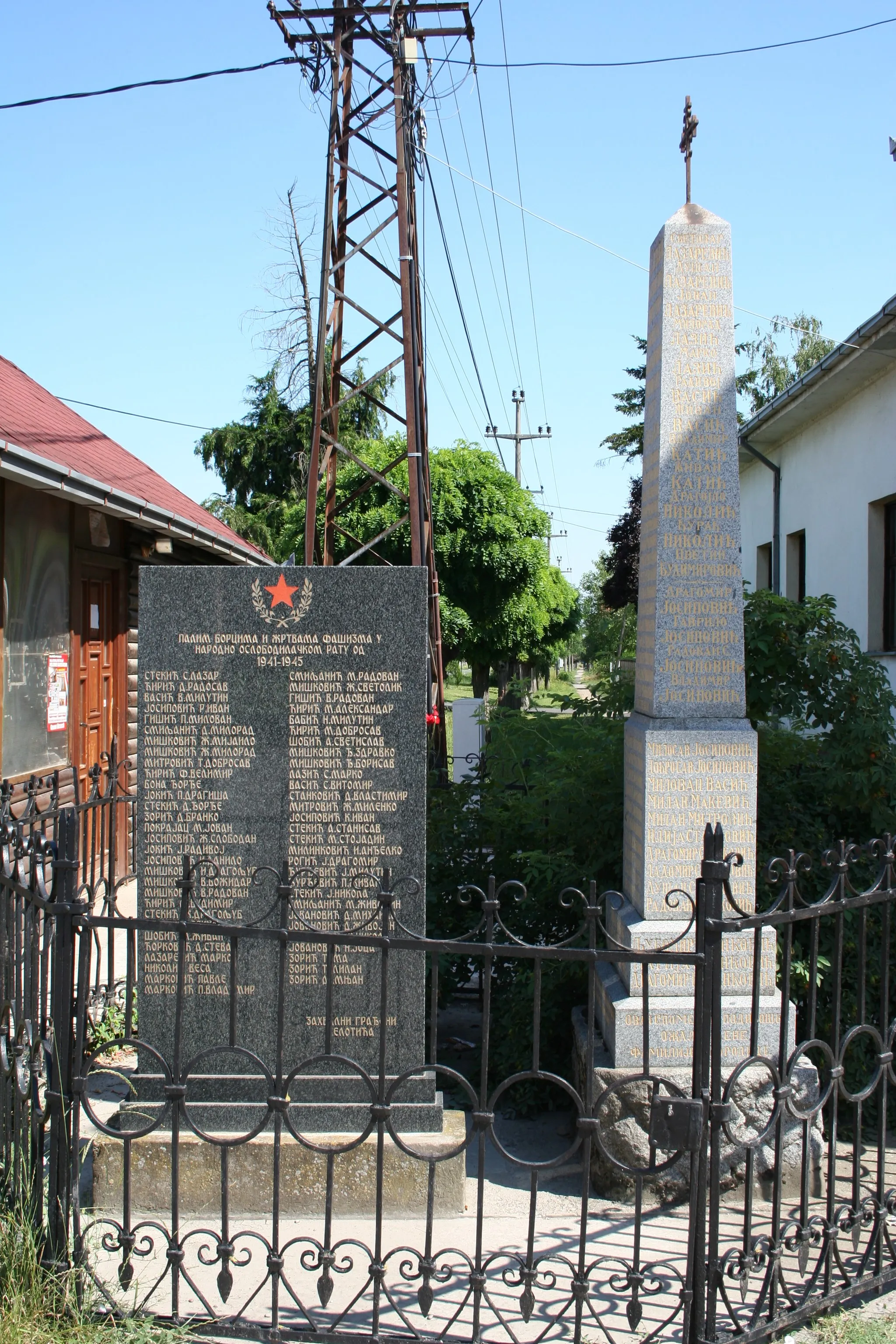 Photo showing: Spomenici u centru sela, Belotić