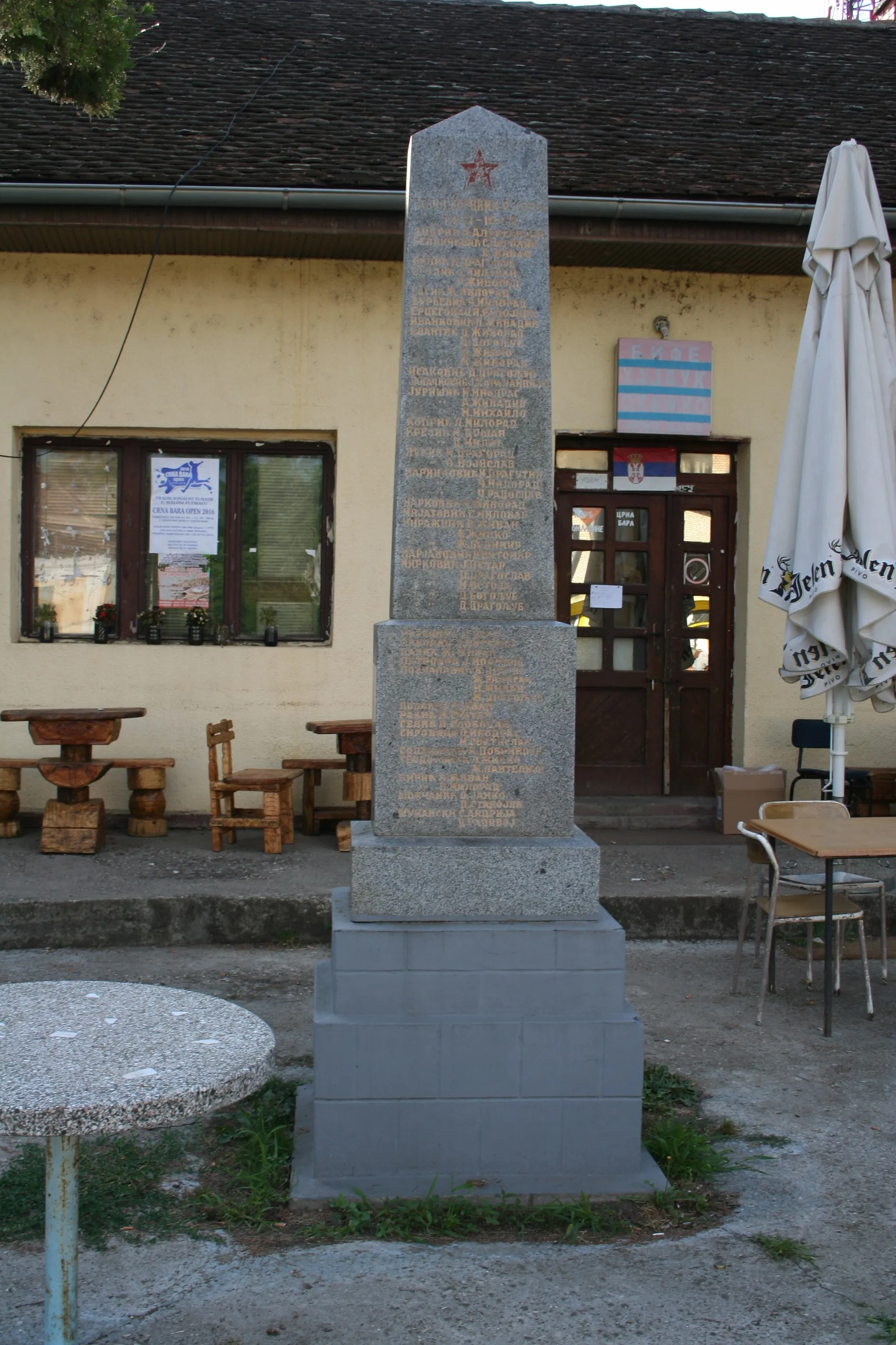 Photo showing: Spomenik u centru sela, Crna Bara