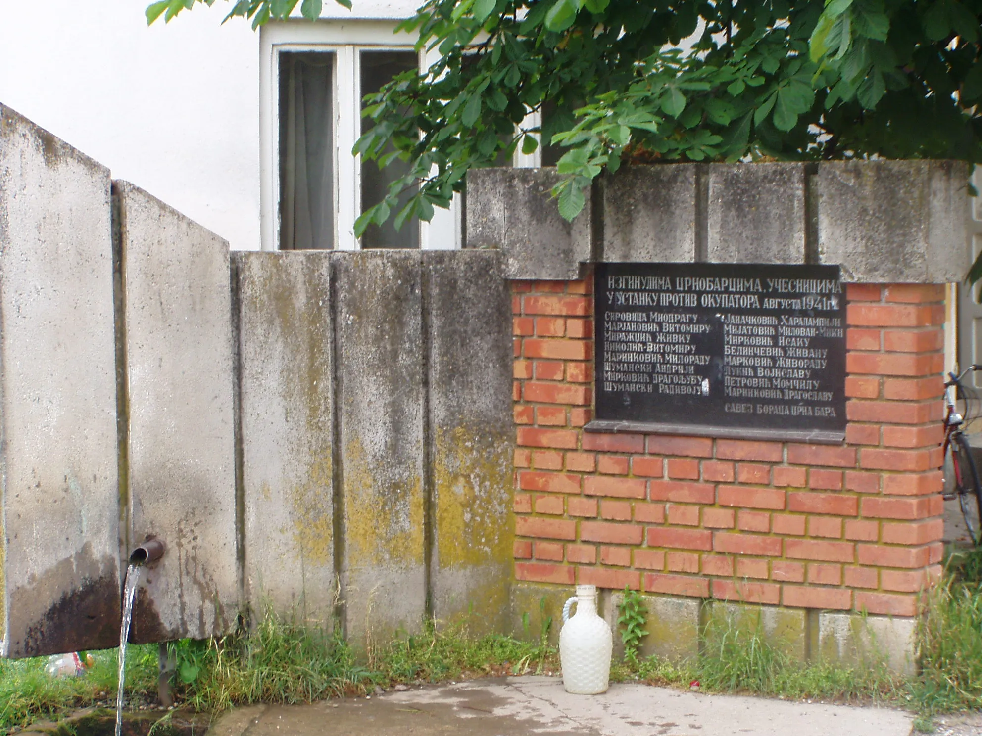 Photo showing: The natural source of water in my village Crna Bara which is part of municipalities Bogatić. The address of this public good is Vojislava Lukića 1, 15355 Crna Bara.