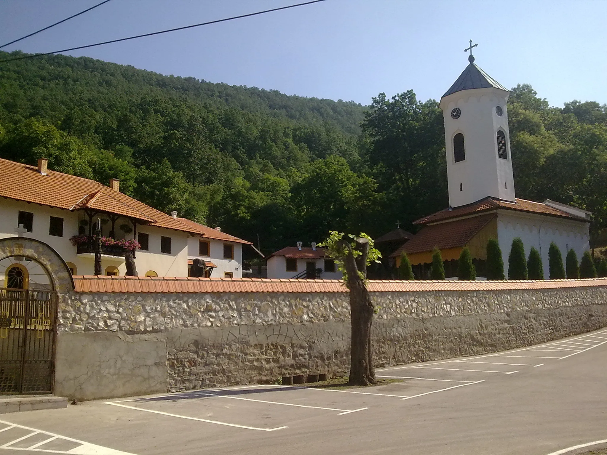 Photo showing: Манастир Вујан, манастир Српске православне цркве, налази се на шумовитој падини под врхом планине Вујан, на средини пута између Горњег Милановца и Чачка. Припада епархији жичкој. Храмовна слава је Сабор светог Архангела Гаврила.