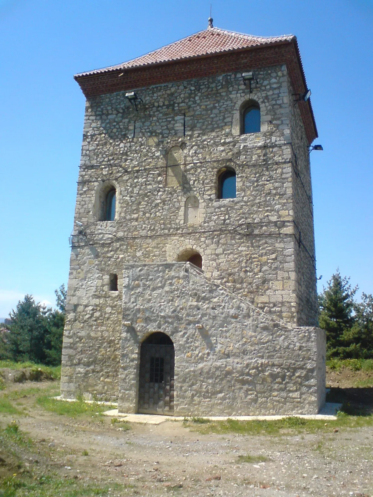 Photo showing: Built in spring 1813, next to road to Šabac, at the edge of Klićevac hill. For the purpose of armory, it was built by Jakov Nenadović and his son Jevrem. Construction material was stone from an older Vitkovica tower. Later, Turks turned it to a prison.