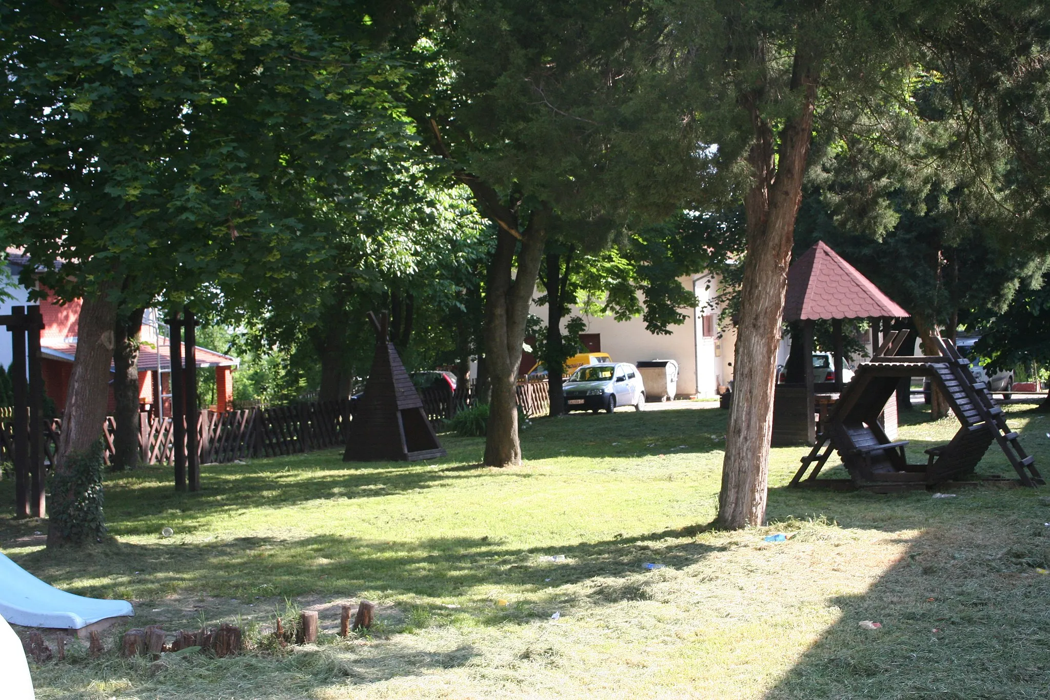 Photo showing: Vladimirci, park iza konaka
